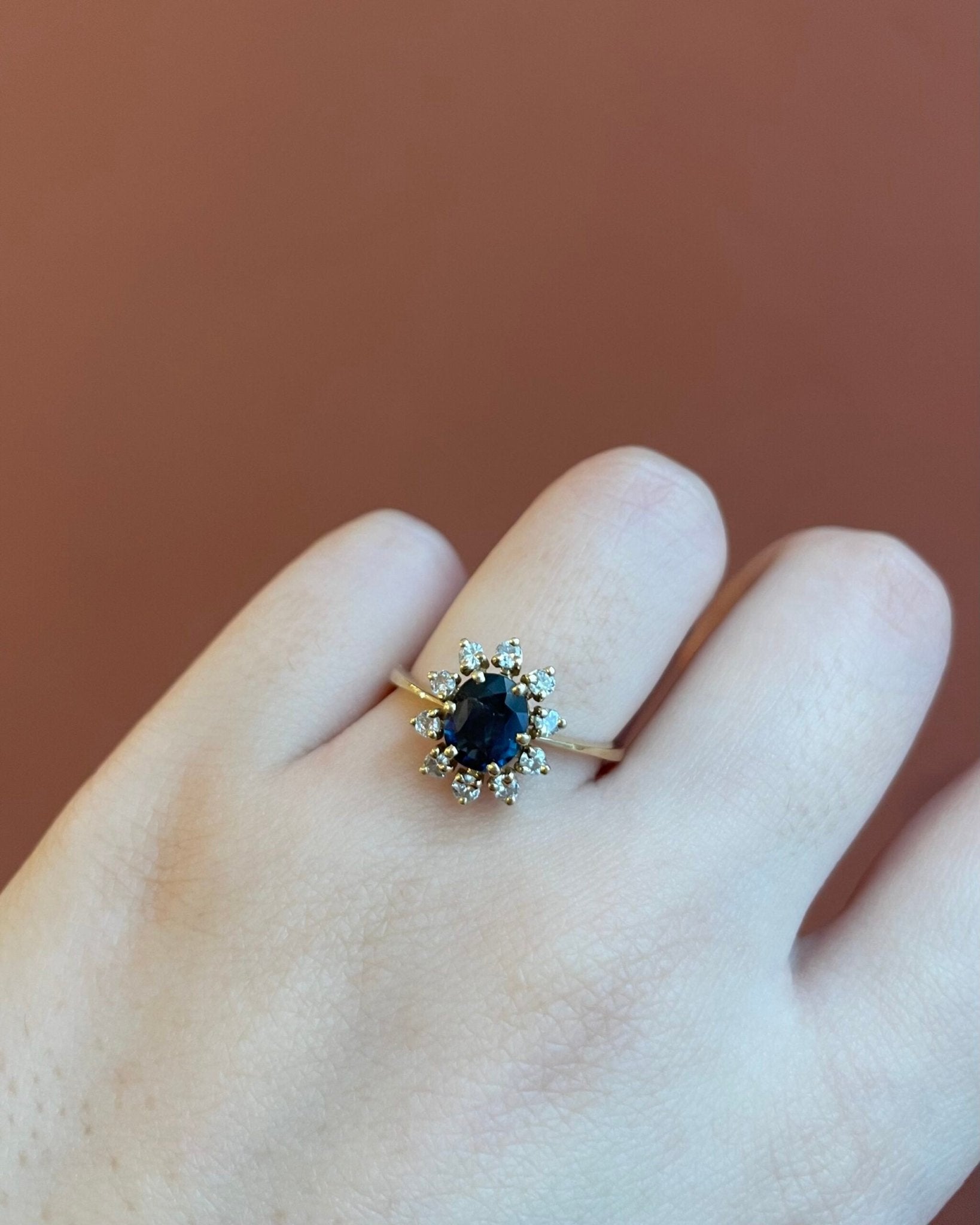 Bague Marguerite Saphir 0.90 Carat & Diamants "Ronnie" - Elliade Paris