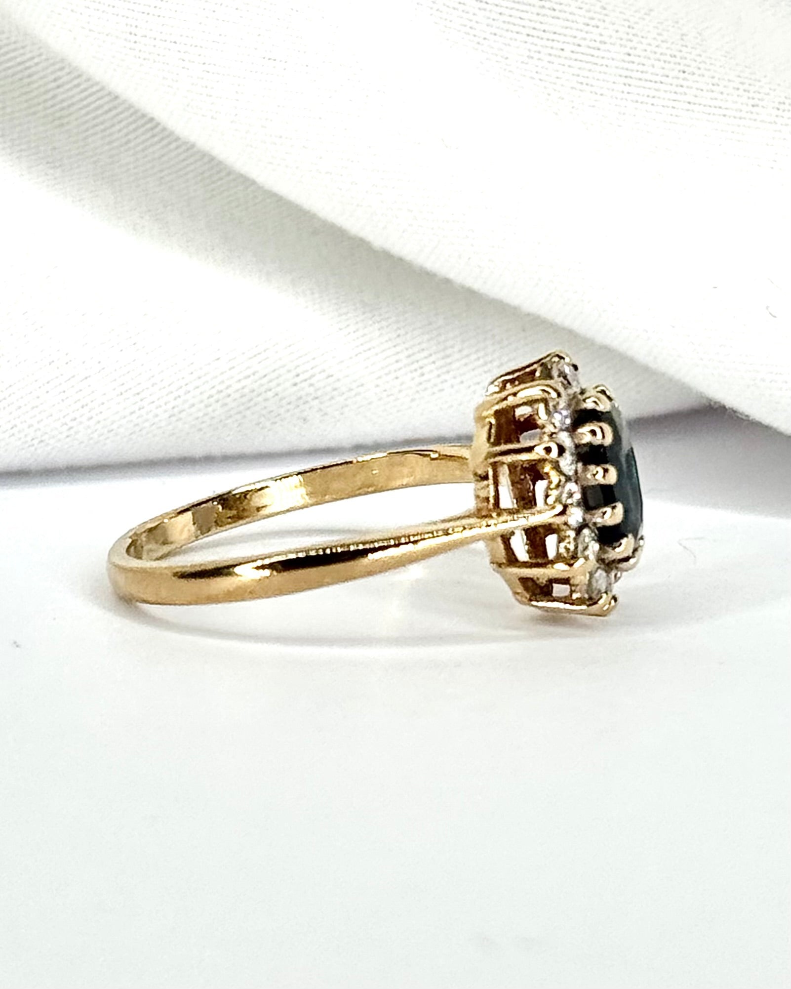 Bague Marguerite Saphir 0.91 carat & Diamants 0.36 carat "Irina" - Elliade Paris