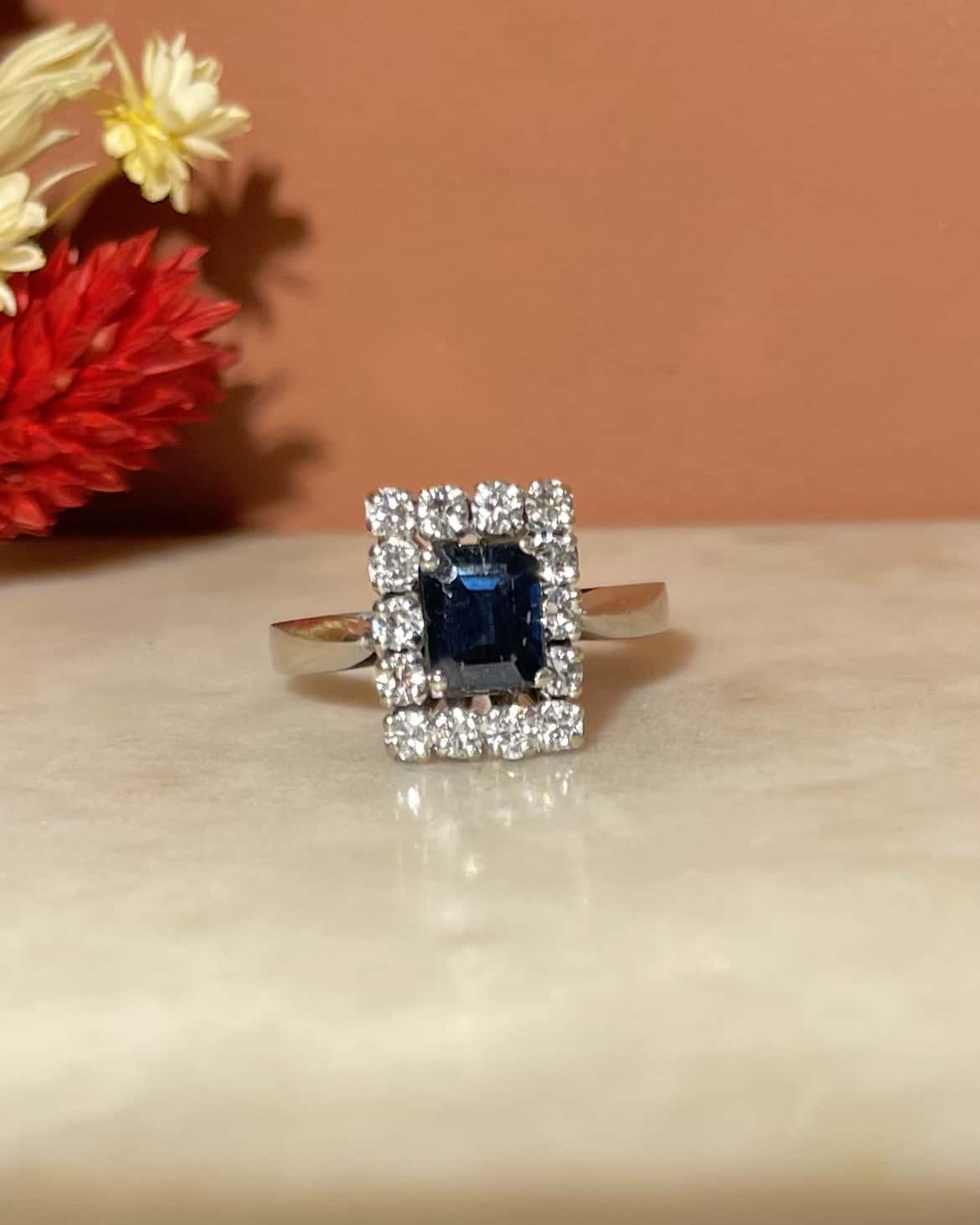 Bague Marguerite Saphir 1 carat & 14 Diamants "Haileenn" - Elliade Paris