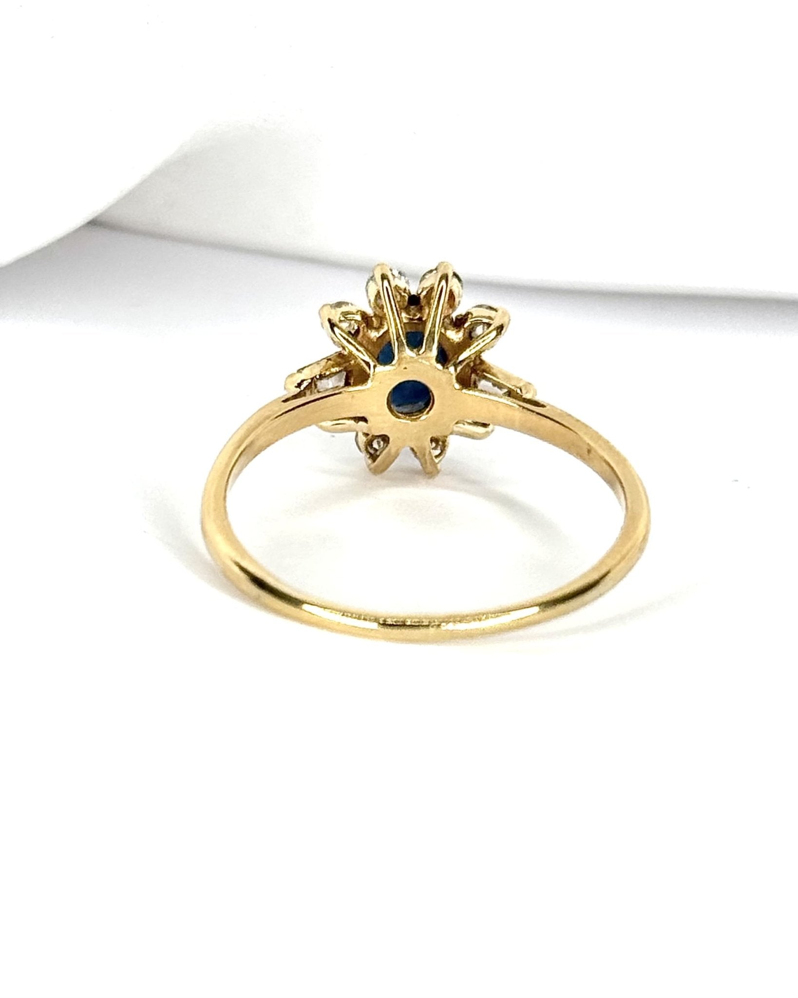 Bague Marguerite Saphir 1 carat & Diamants 0.33 carat "Meredith" - Elliade Paris