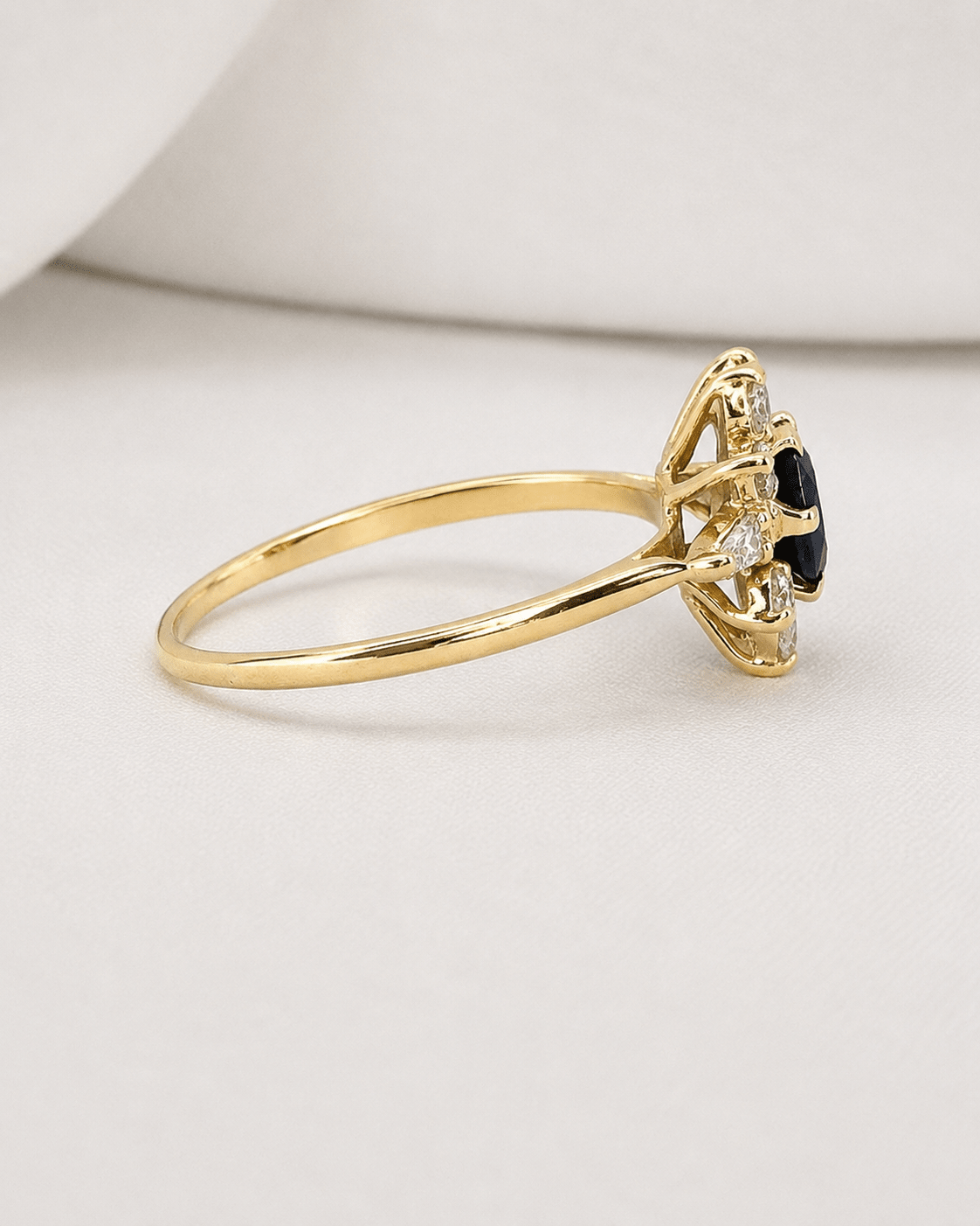 Bague Marguerite Saphir 1 carat & Diamants 0.33 carat "Meredith" - Elliade Paris