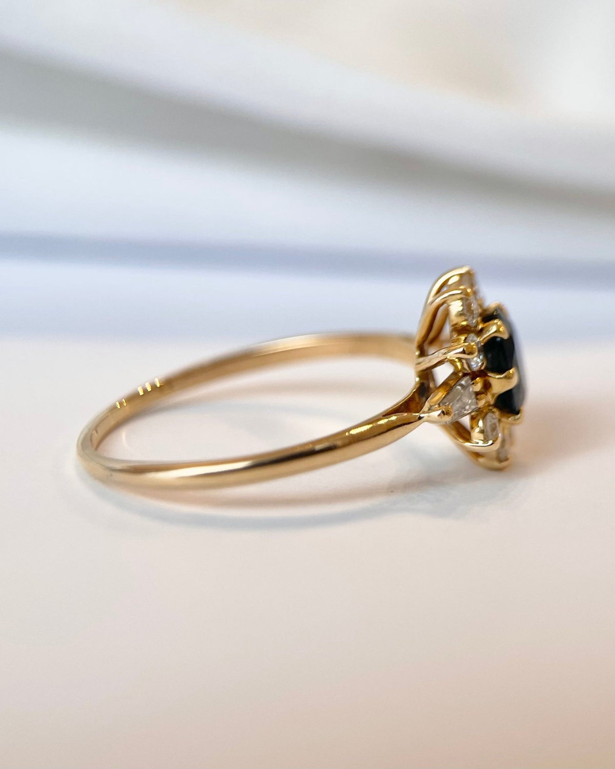 Bague Marguerite Saphir 1 carat & Diamants 0.33 carat "Meredith" - Elliade Paris