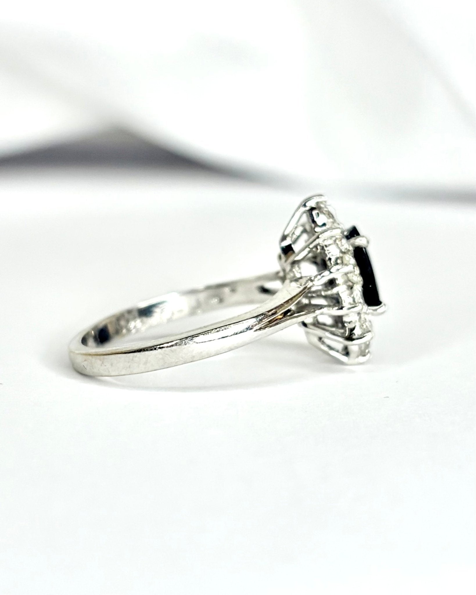 Bague Marguerite Saphir 1 carat & Diamants 0.48 carat "Gaia" - Elliade Paris