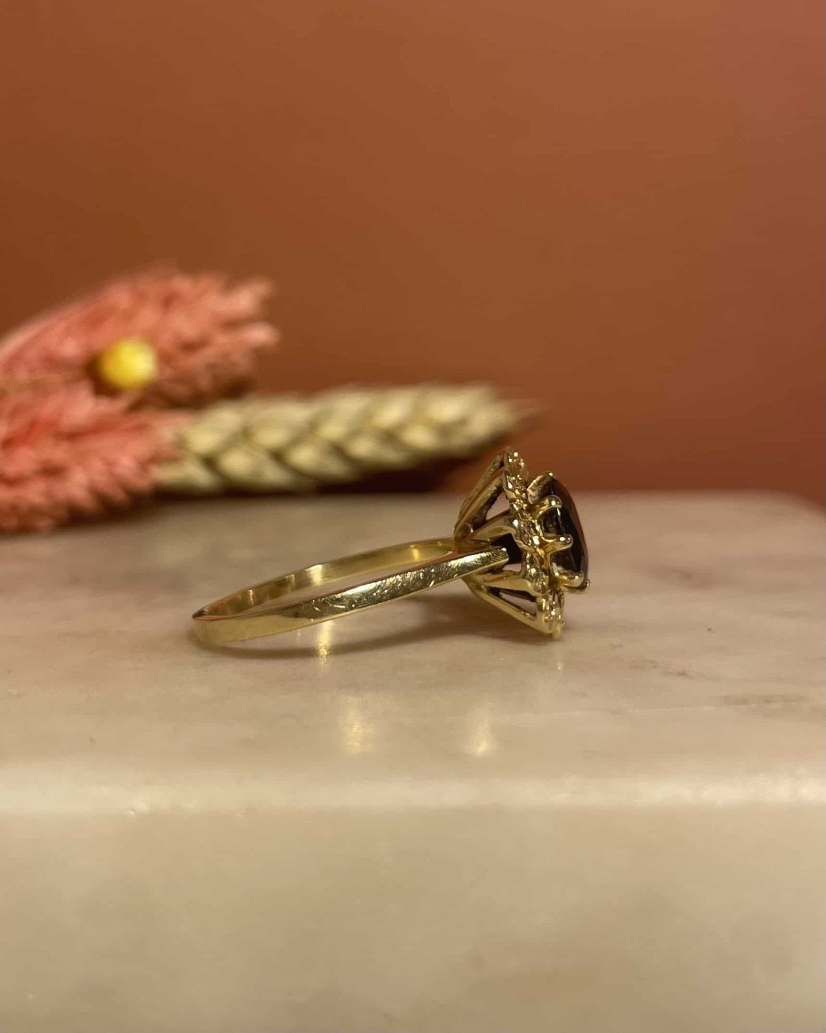 Bague Marguerite Saphir 1 Carat & Diamants "Jaqueline" - Elliade Paris