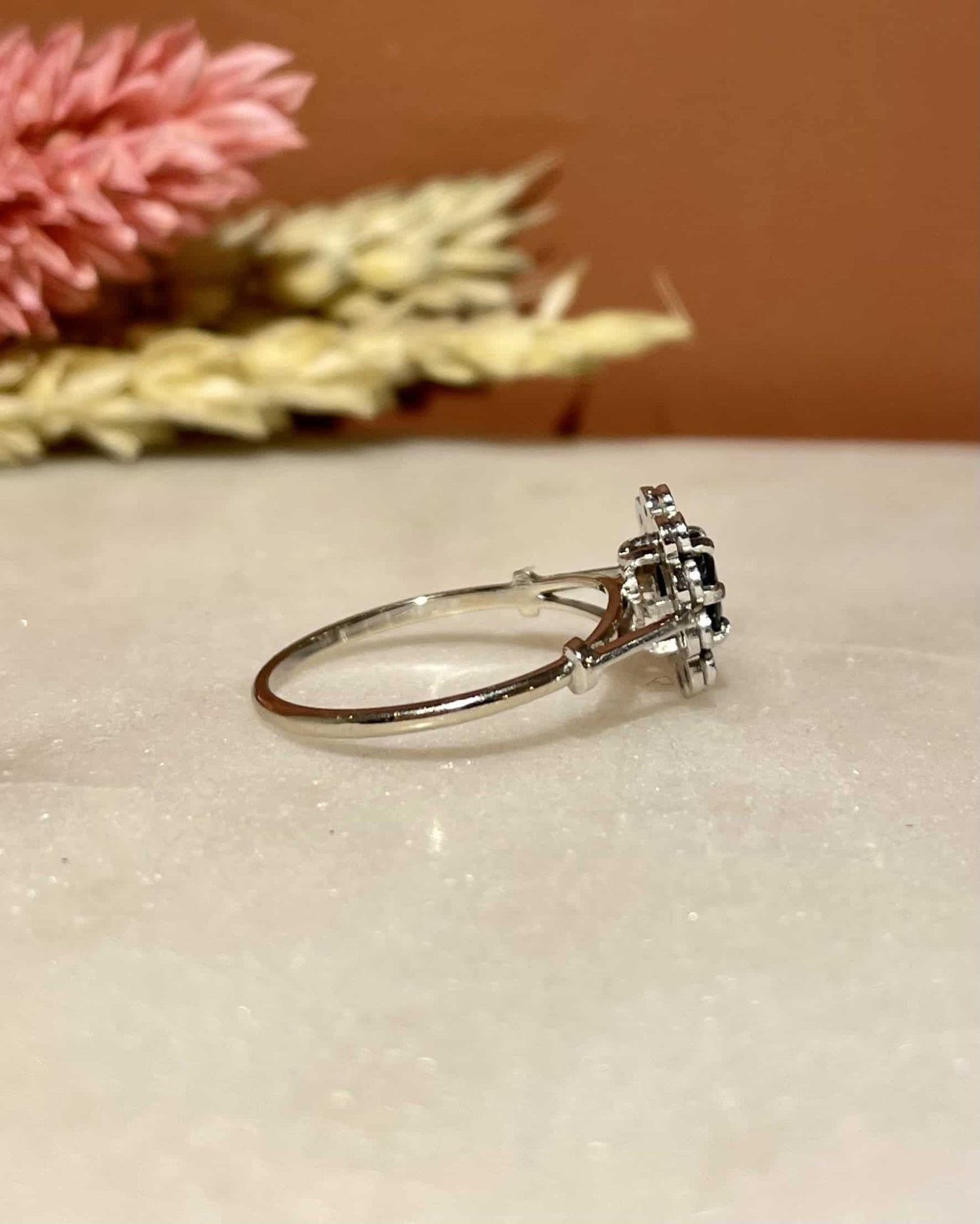 Bague Marguerite Saphir & 10 Diamants "Jessica" - Elliade Paris