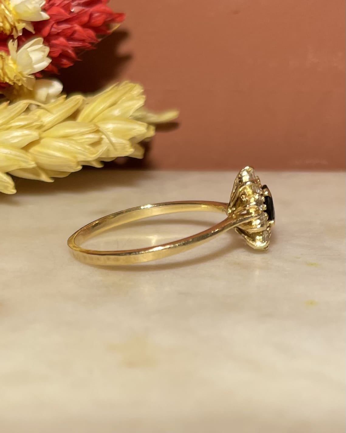 Bague Marguerite Saphir & 10 Diamants "Yona" - Elliade Paris