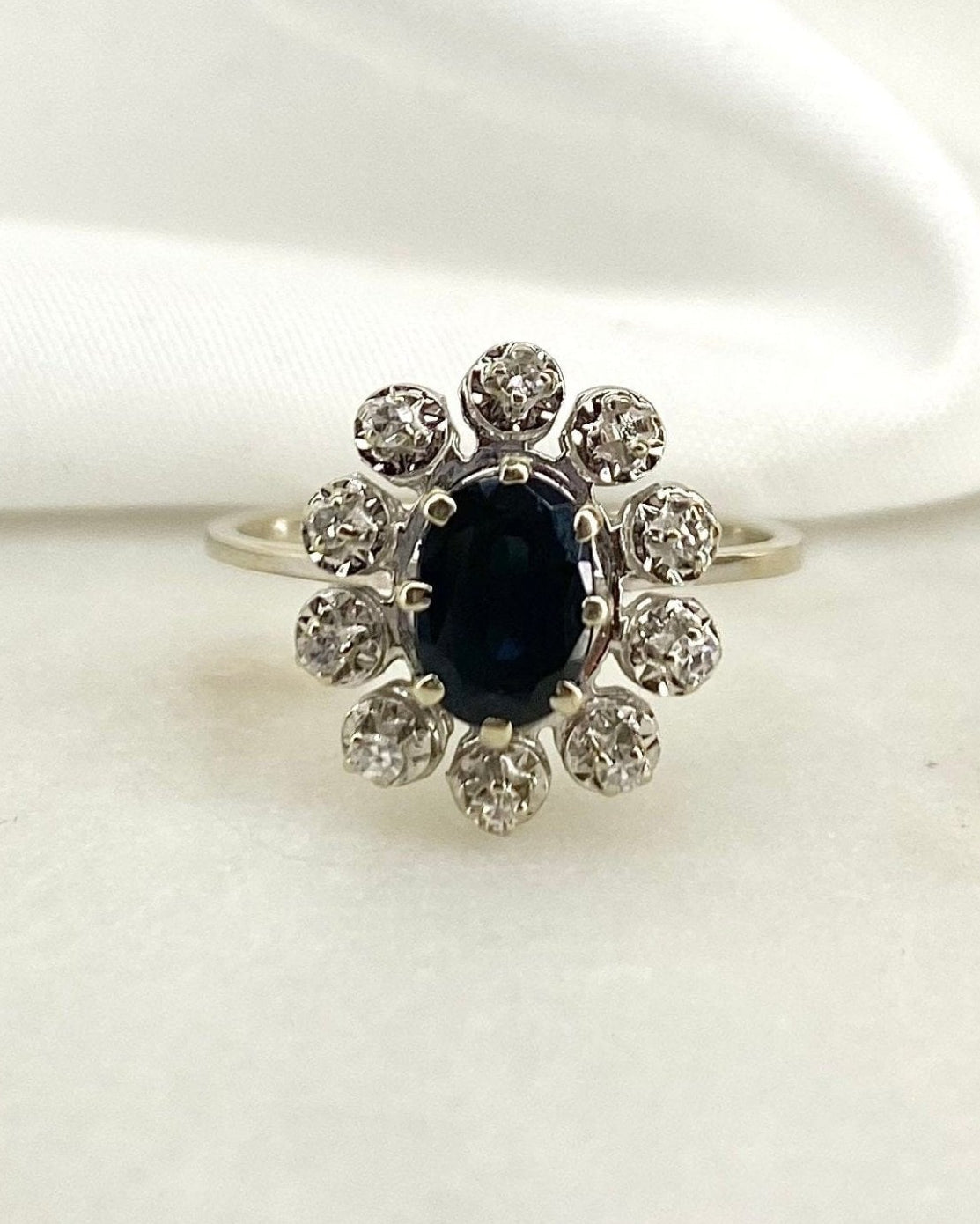 Bague Marguerite Saphir 1.05 carat & 10 Diamants 0.20 carat “Shana” - Elliade Paris