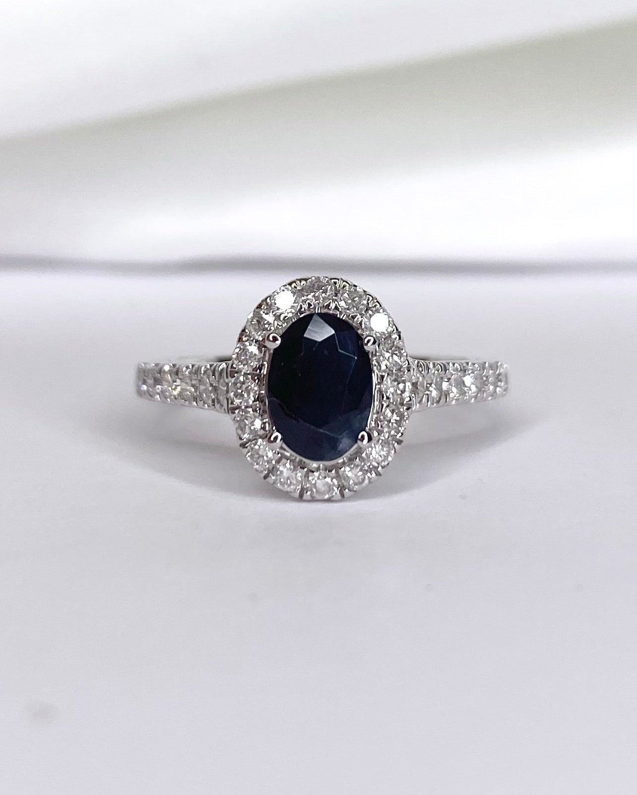 Bague Marguerite Saphir 1.08 carat & Diamants 0.45 carat "Siloé" - Elliade Paris