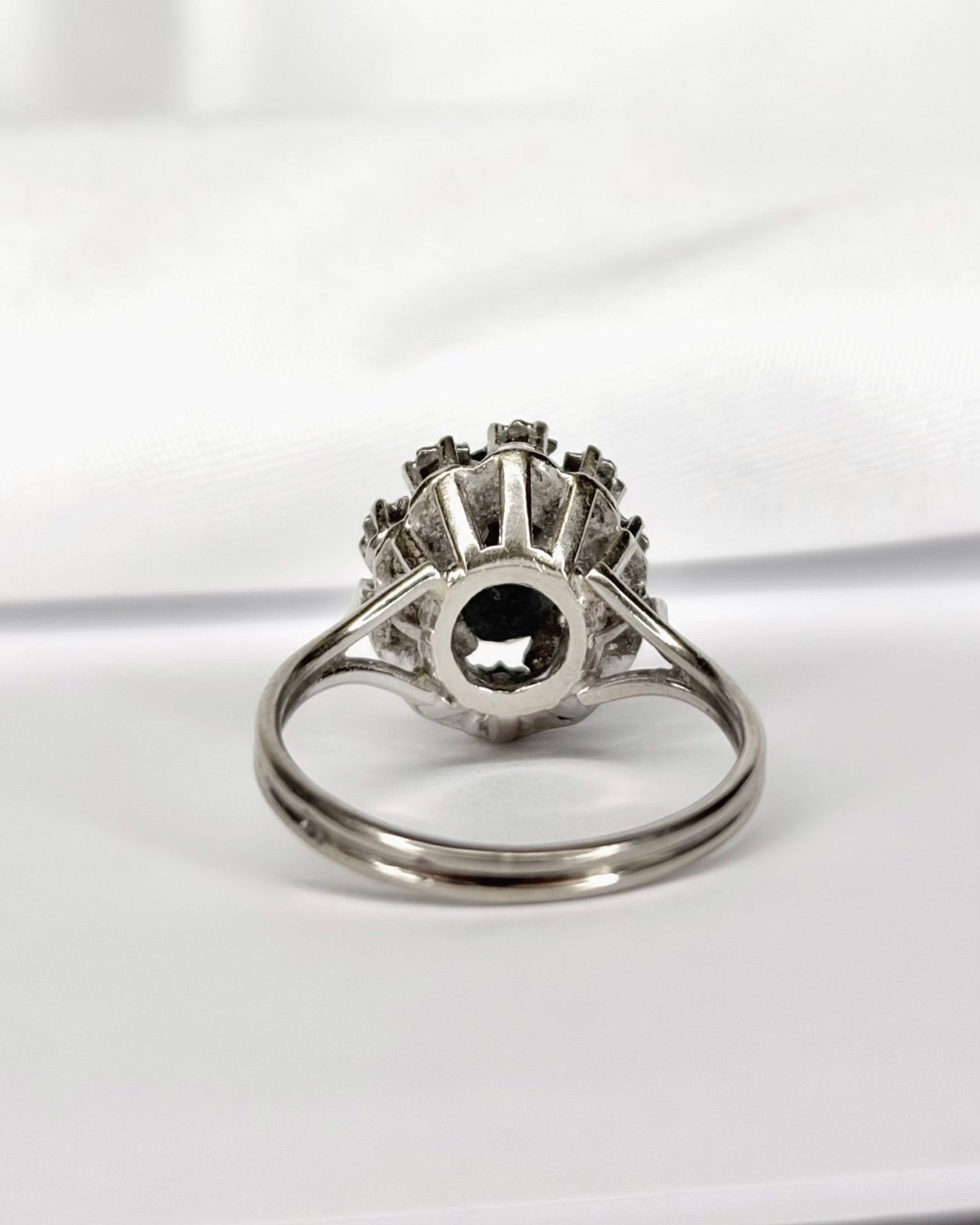 Bague Marguerite Saphir 1.10 carat & 10 Diamants "Irène" - Elliade Paris