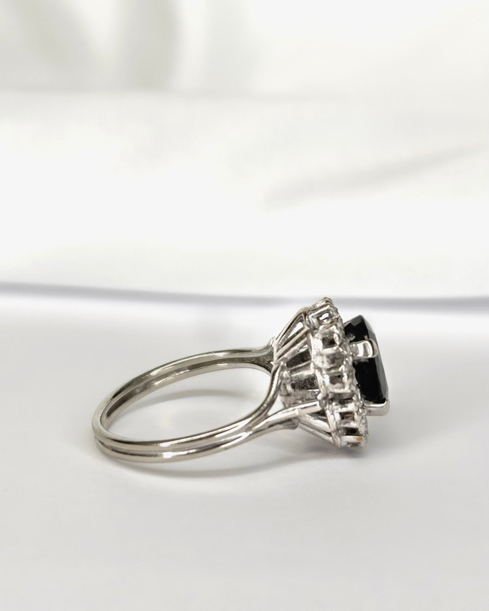 Bague Marguerite Saphir 1.10 carat & 10 Diamants "Irène" - Elliade Paris