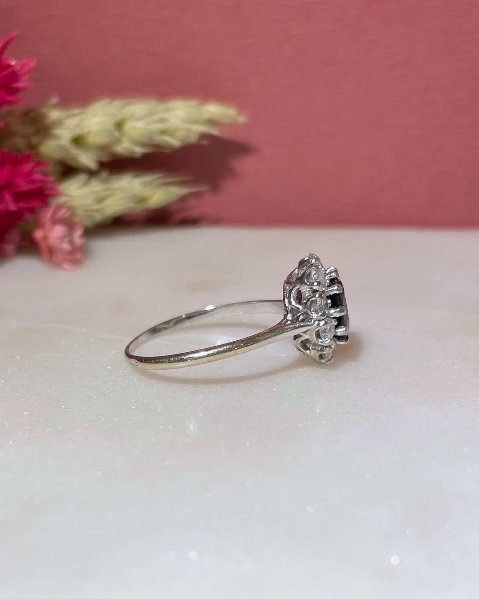 Bague Marguerite Saphir 1.10 Carat & 10 Diamants "Mayley" - Elliade Paris