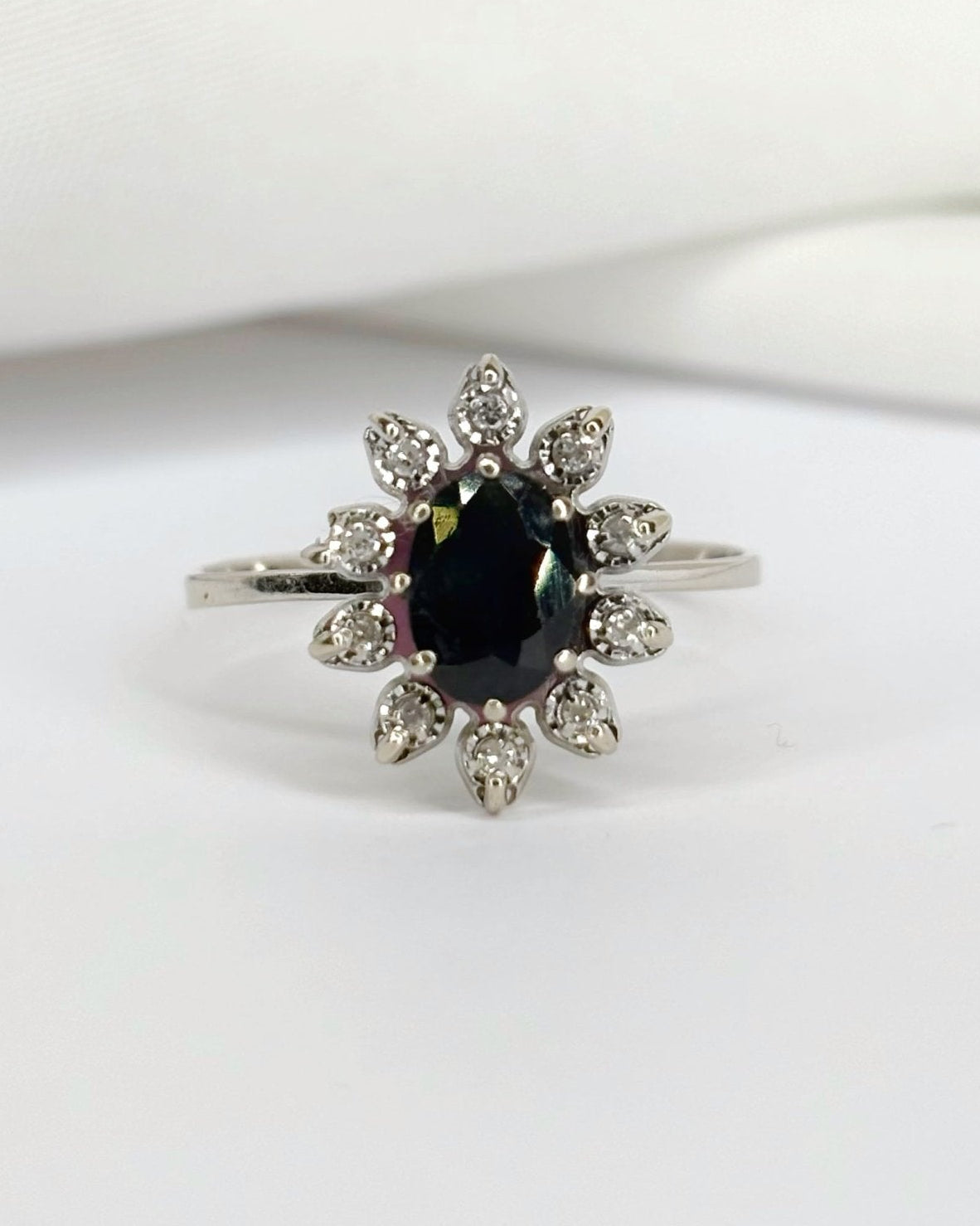 Bague Marguerite Saphir 1.10 carat & 10 Diamants "Roseline" - Elliade Paris