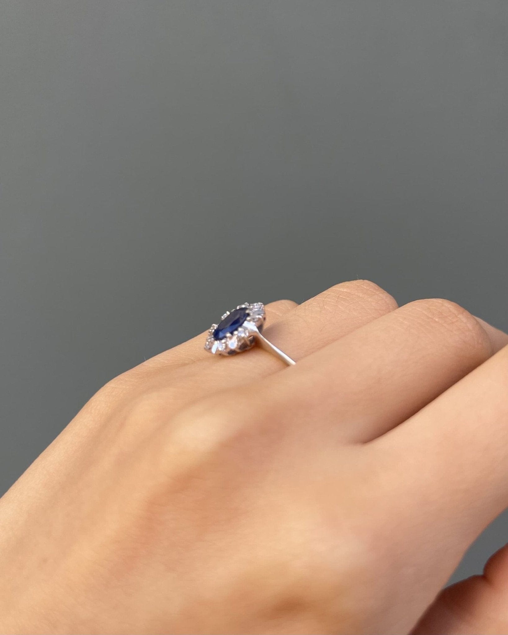 Bague Marguerite Saphir 1.10 Carat & Diamants "Esther" - Elliade Paris