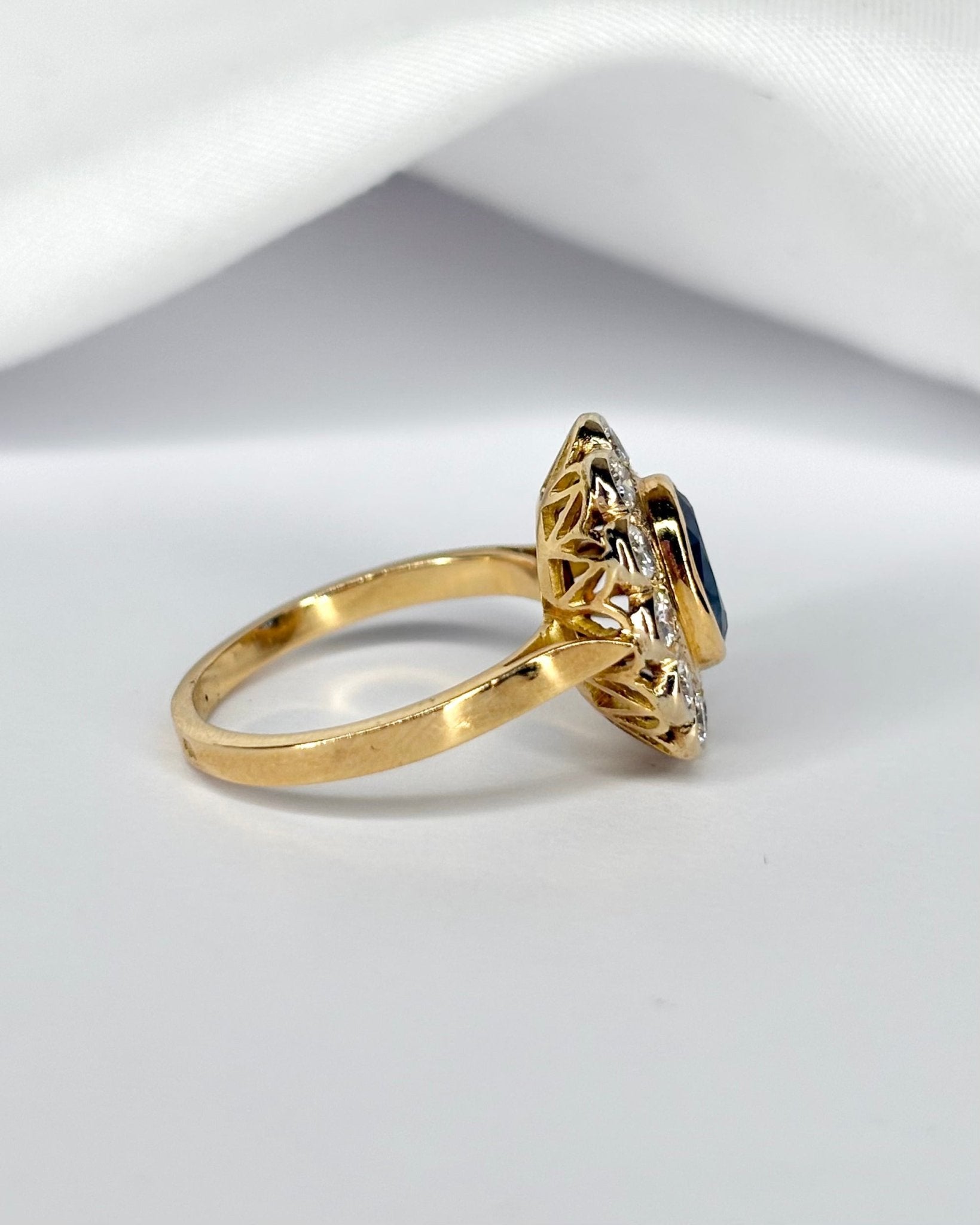 Bague Marguerite Saphir 1.20 carat & 12 Diamants "Sabine" - Elliade Paris