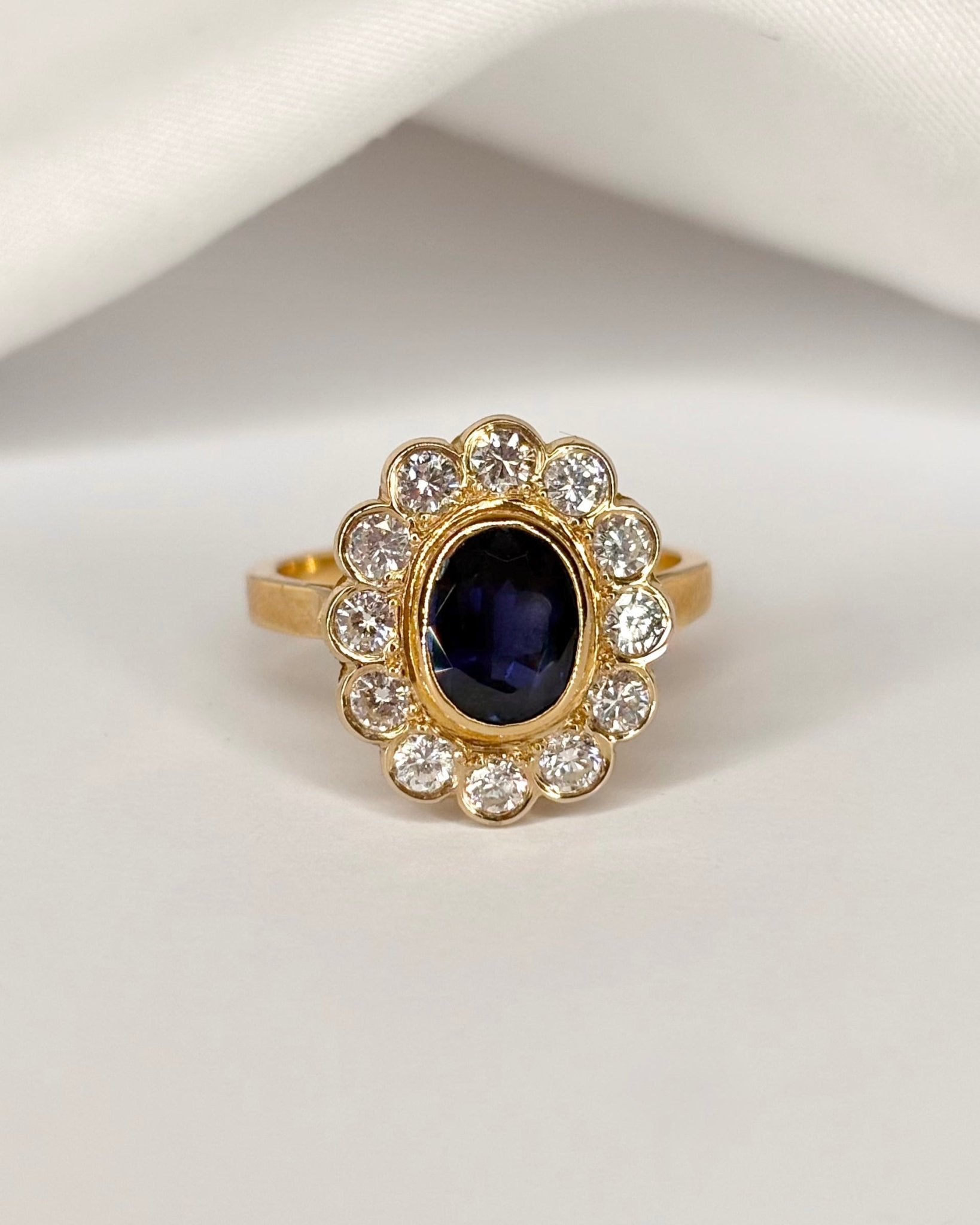 Bague Marguerite Saphir 1.20 carat & 12 Diamants "Sabine" - Elliade Paris