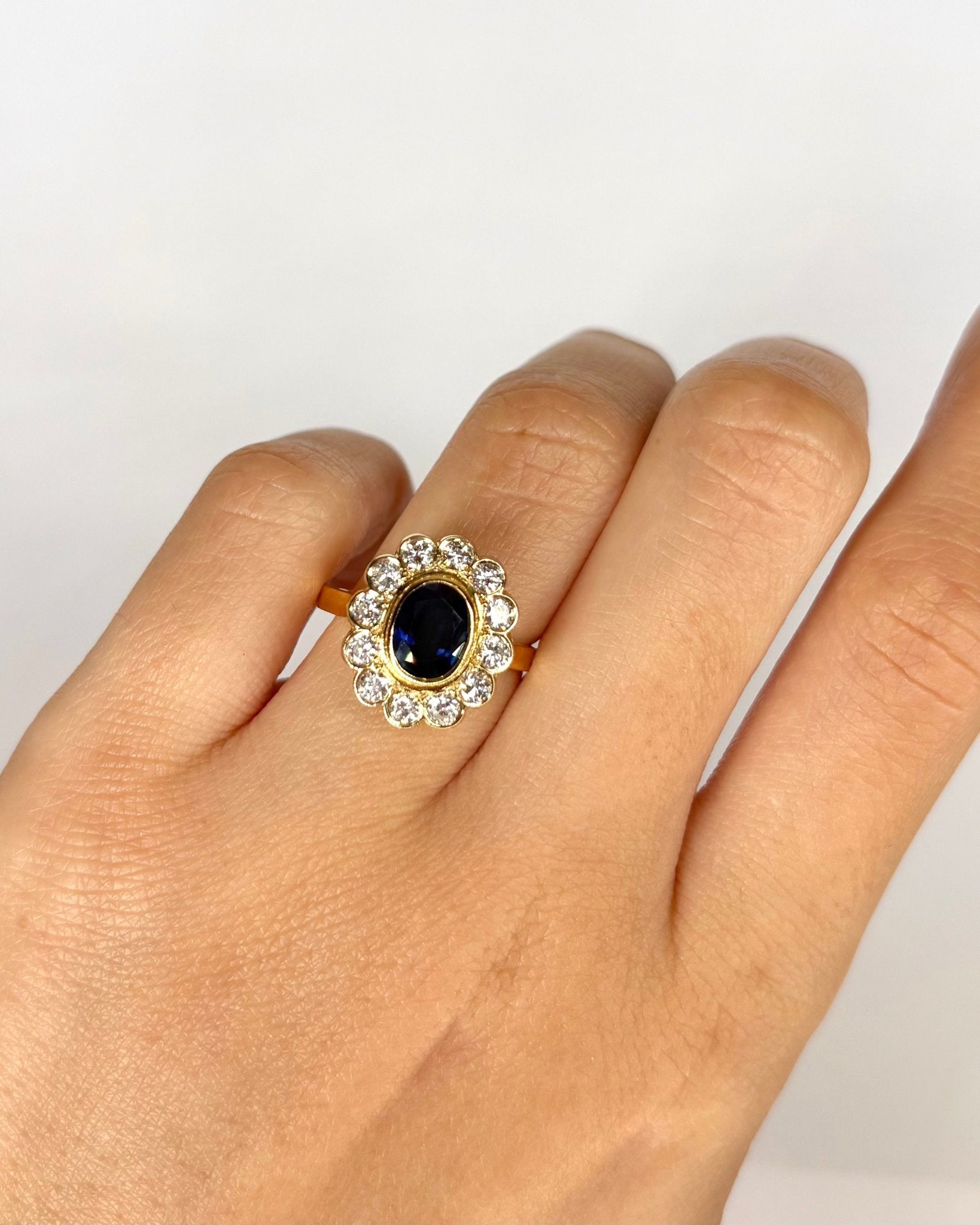 Bague Marguerite Saphir 1.20 carat & 12 Diamants "Sabine" - Elliade Paris