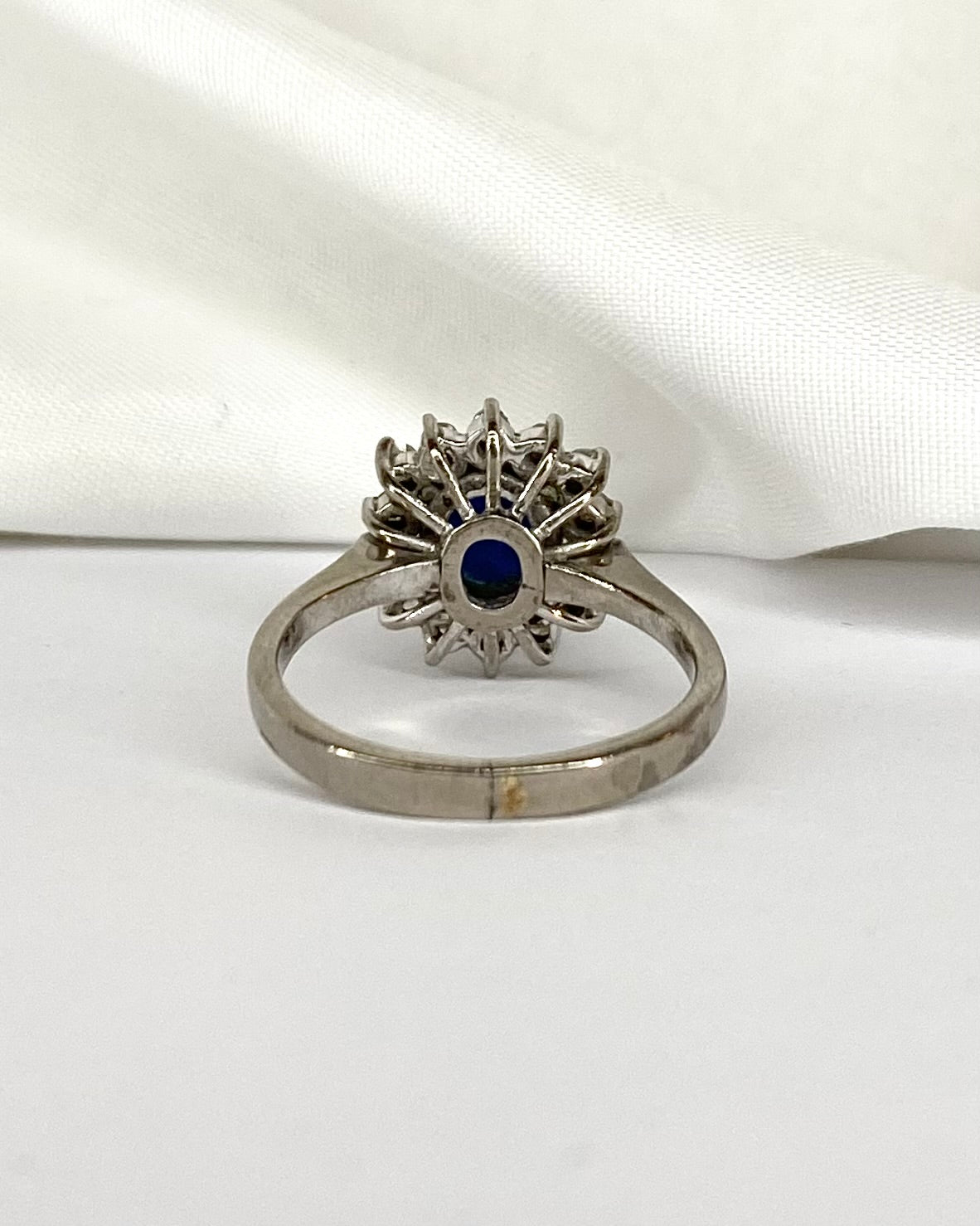 Bague Marguerite Saphir 1.20 carat & 14 Diamants "Gina" - Elliade Paris