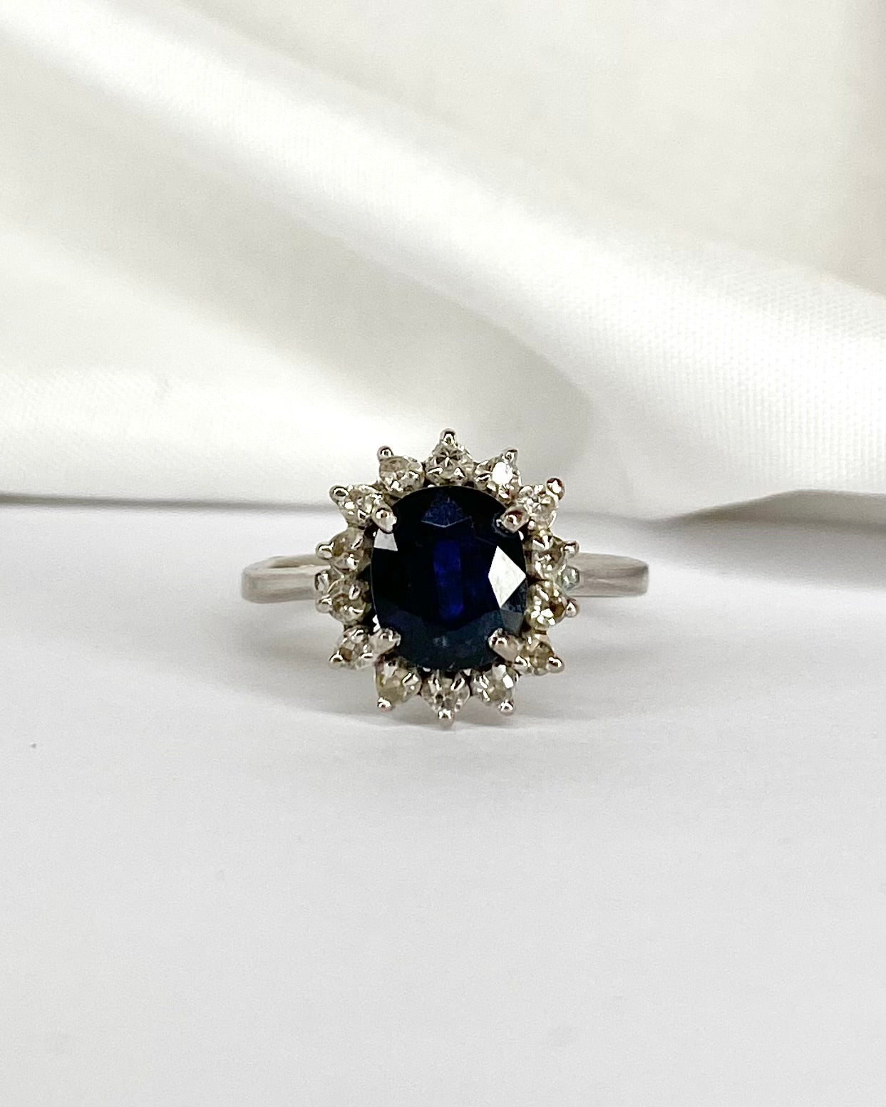 Bague Marguerite Saphir 1.20 carat & 14 Diamants "Gina" - Elliade Paris