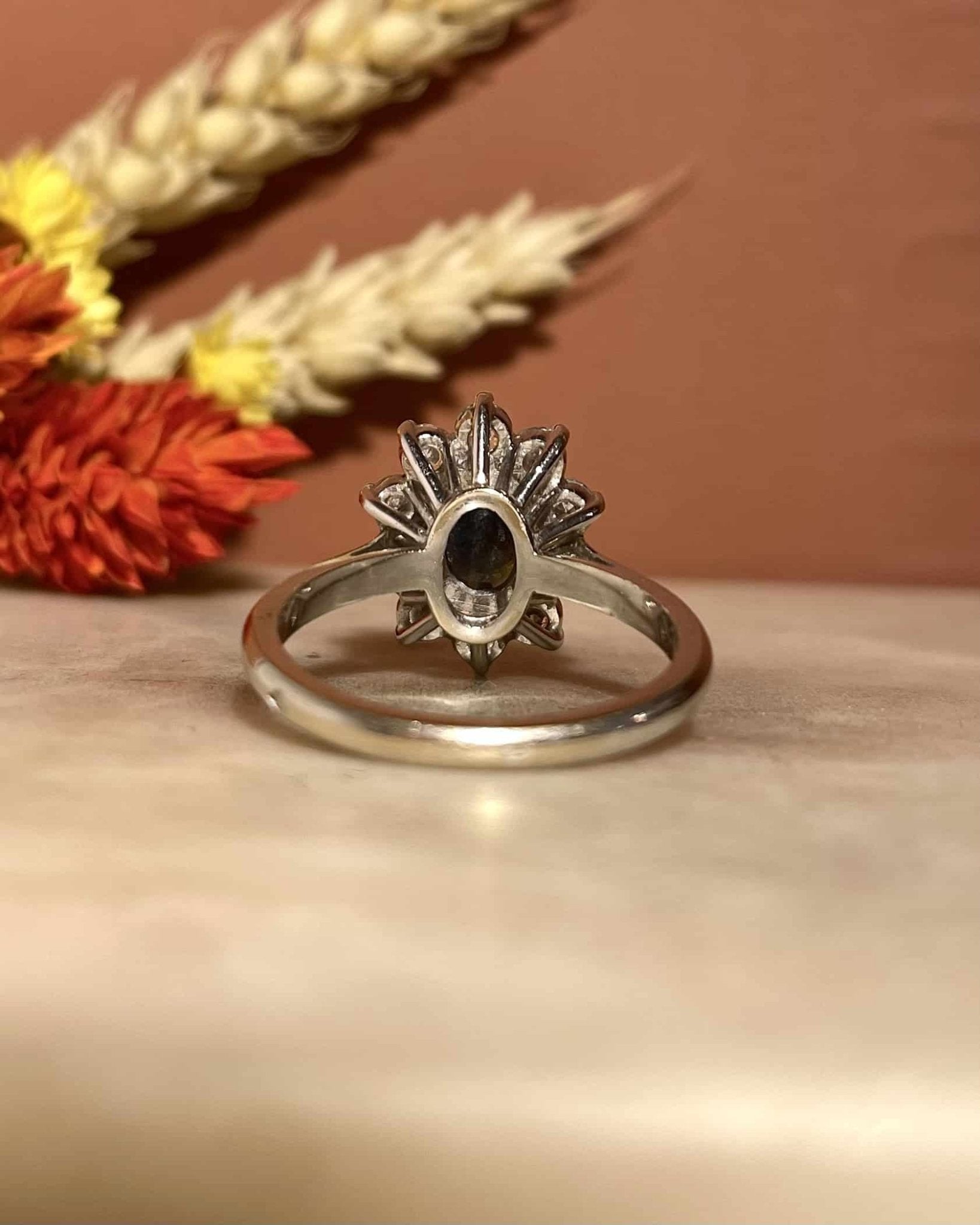 Bague Marguerite Saphir 1.20 carat & Diamants "Leila" - Elliade Paris