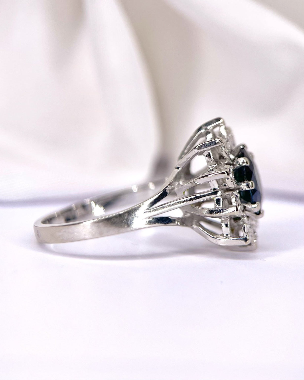 Bague Marguerite Saphir 1.25 carat & Diamants "Tristane" - Elliade Paris