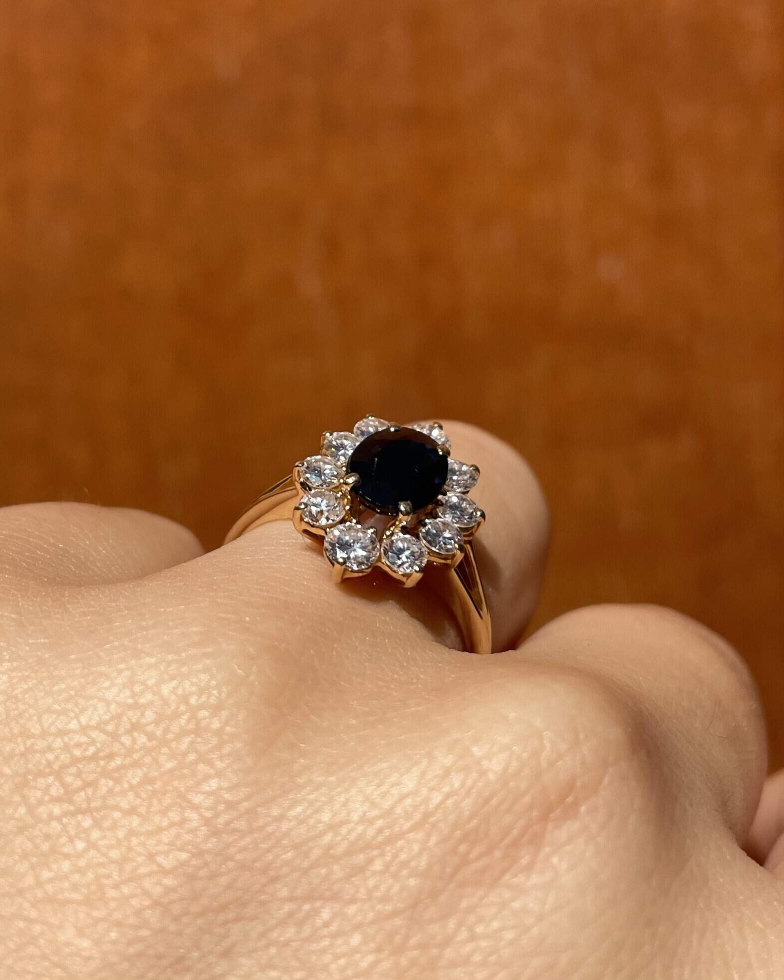 Bague Marguerite Saphir 1.30 carat & 10 Diamants 0.76 carat “Calliopé” - Elliade Paris