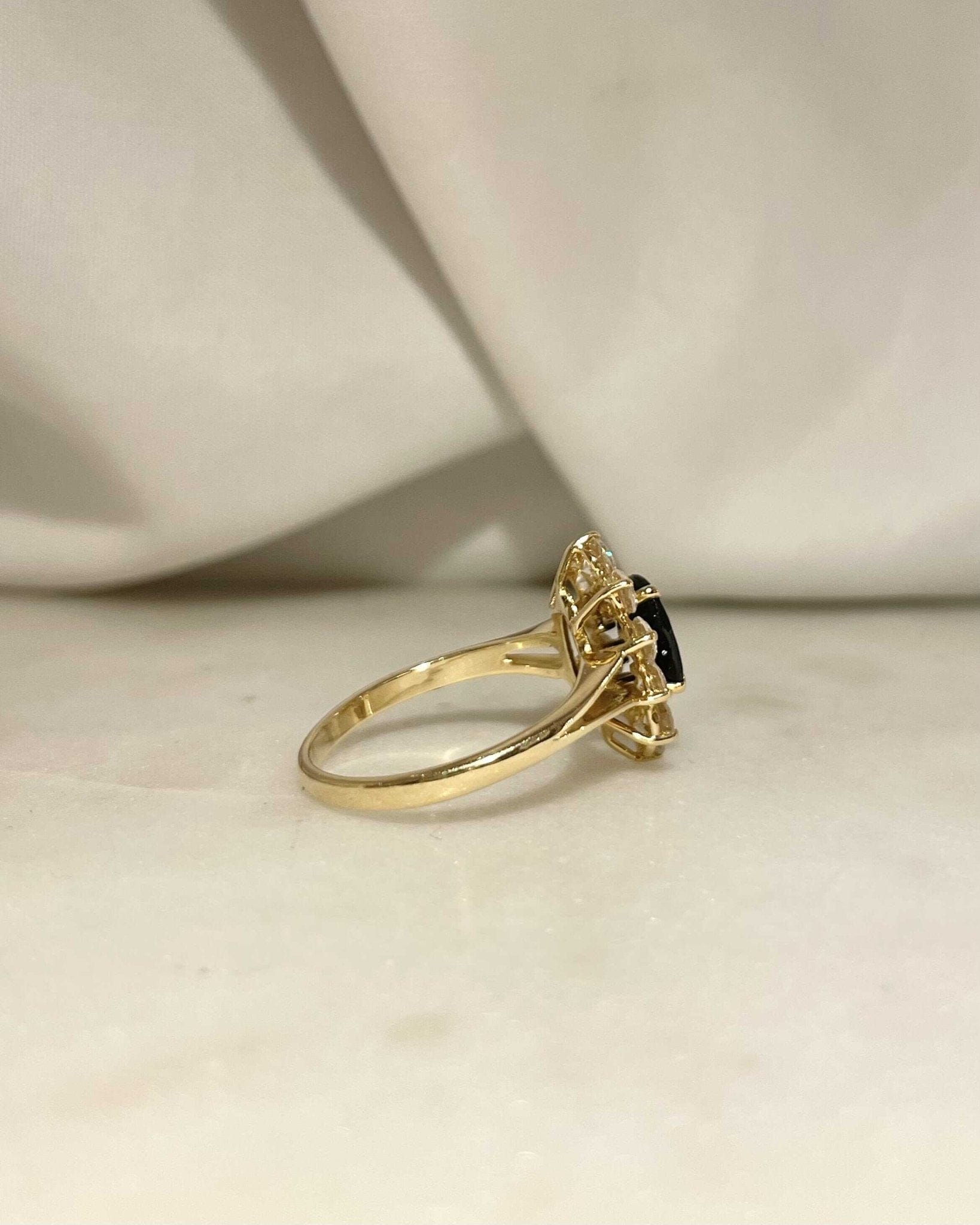 Bague Marguerite Saphir 1.30 carat & 10 Diamants 0.76 carat “Calliopé” - Elliade Paris