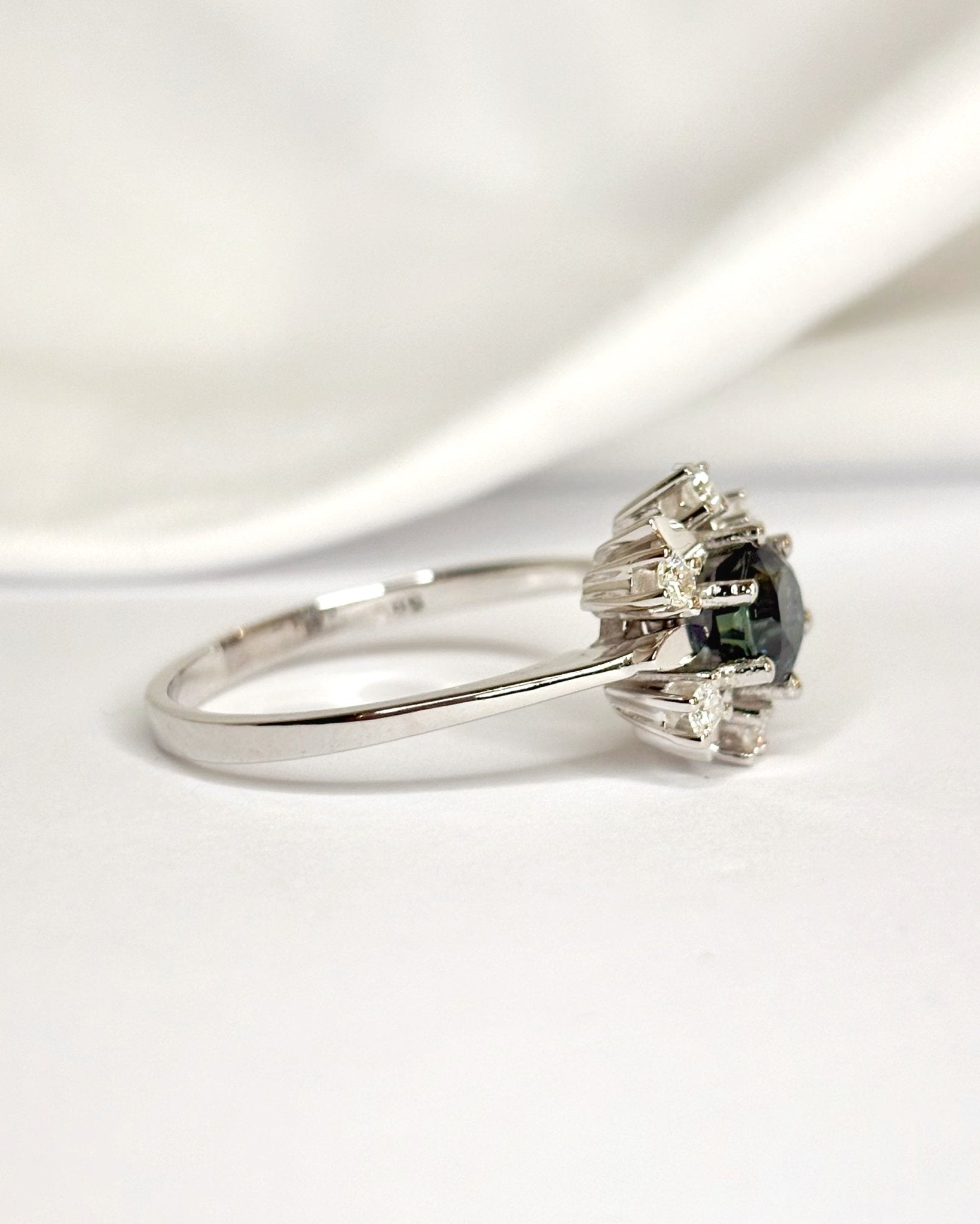 Bague Marguerite Saphir 1.30 carat & Diamants 0.30 carat "Magdalena" - Elliade Paris