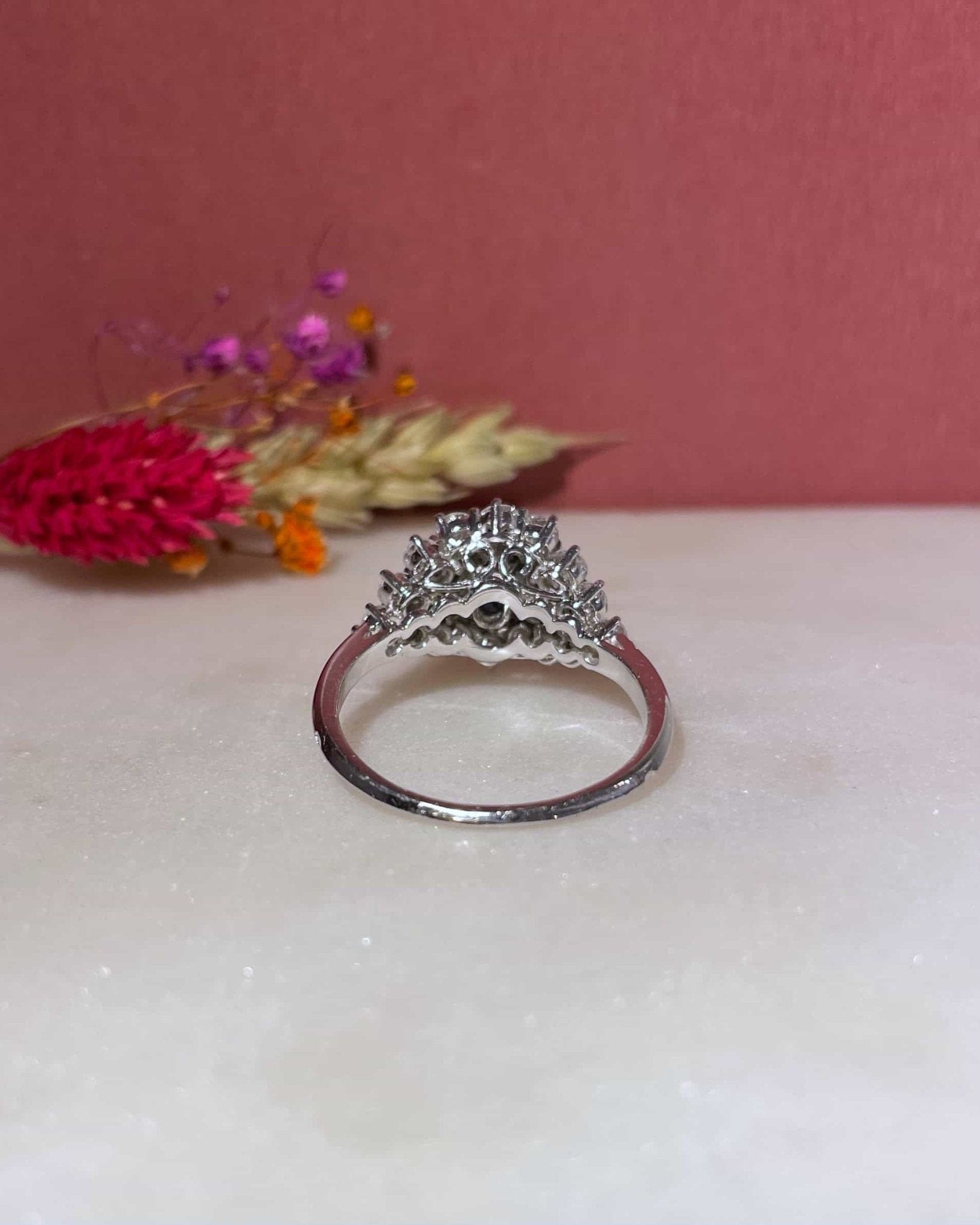 Bague Marguerite Saphir 1.35 carat et diamants 1.54 carat "Hortense" - Elliade Paris