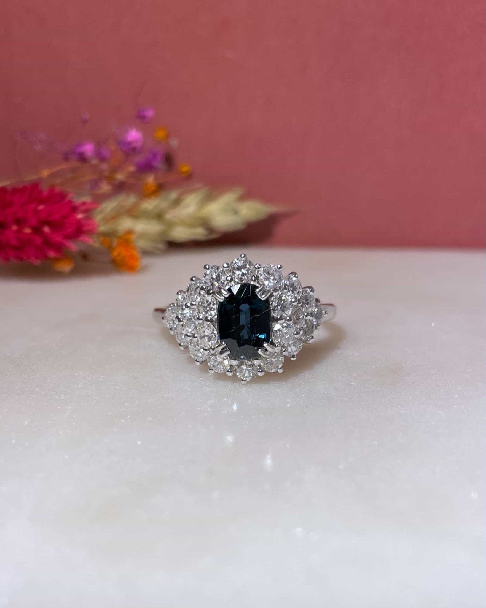 Bague Marguerite Saphir 1.35 carat et diamants 1.54 carat "Hortense" - Elliade Paris