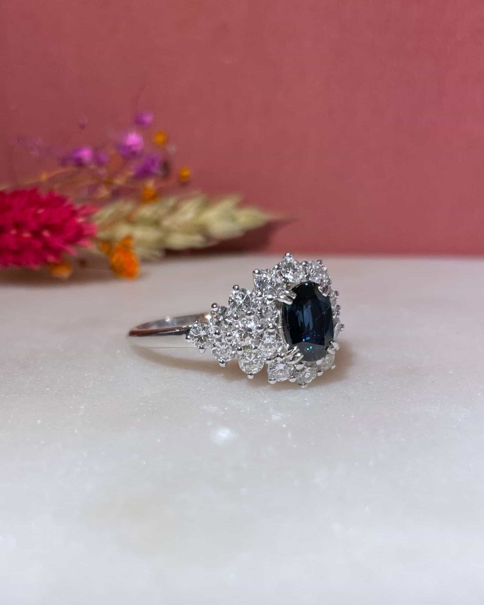 Bague Marguerite Saphir 1.35 carat et diamants 1.54 carat "Hortense" - Elliade Paris