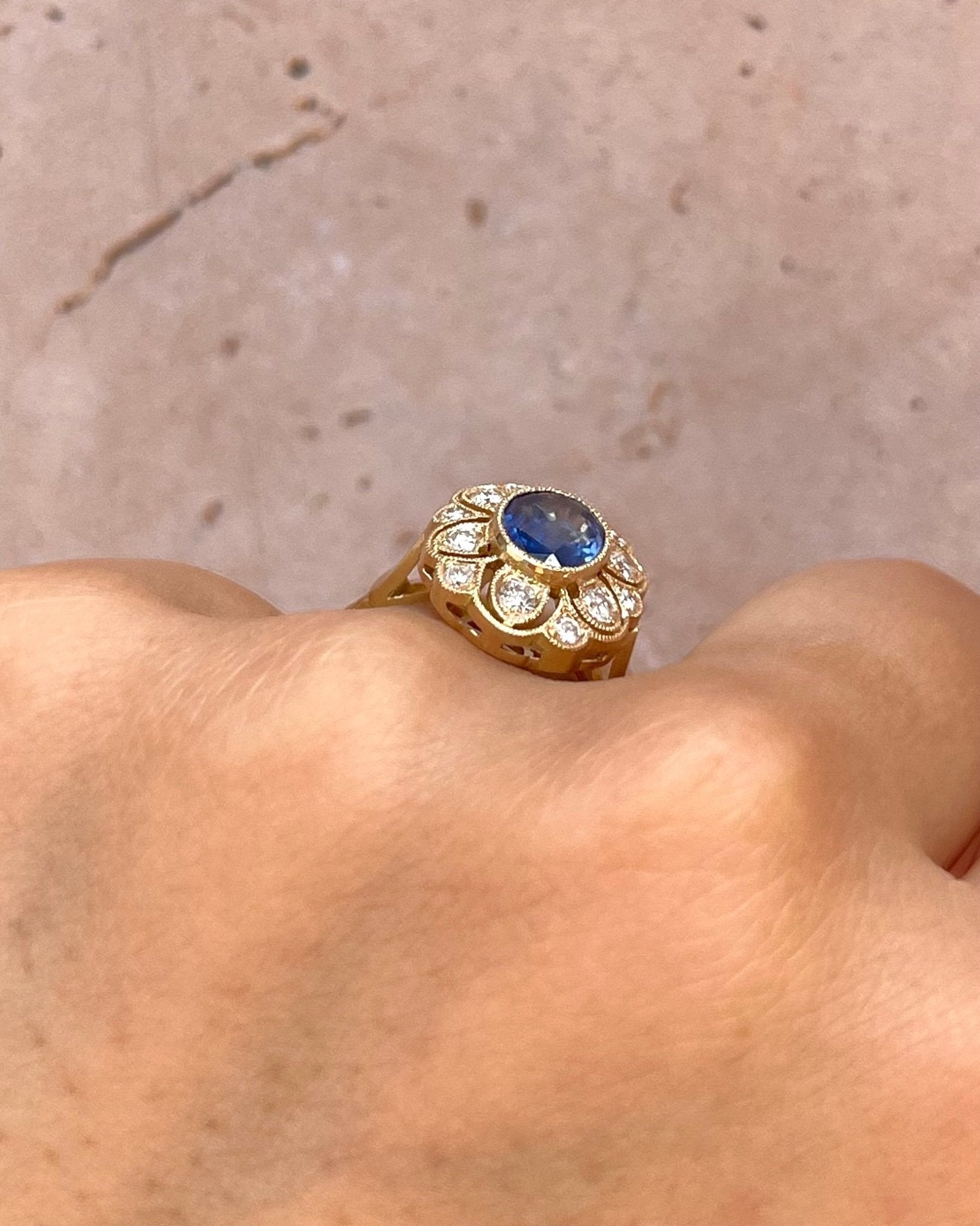 Bague Marguerite Saphir 1.40 carat & Diamants 0.30 carat "Line" - Elliade Paris