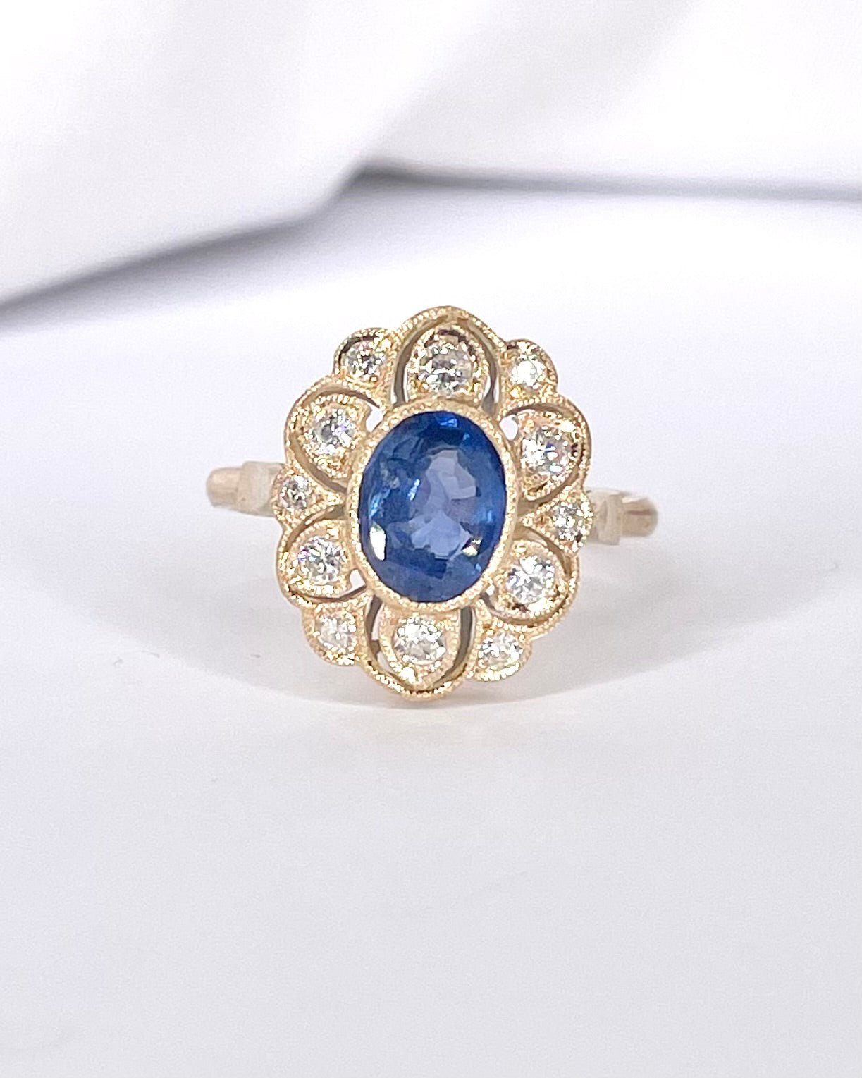 Bague Marguerite Saphir 1.40 carat & Diamants 0.30 carat "Line" - Elliade Paris