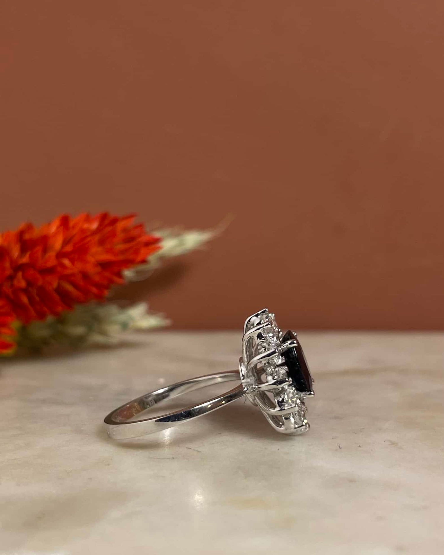 Bague Marguerite Saphir 1.40 Carat & Diamants "Azara" - Elliade Paris