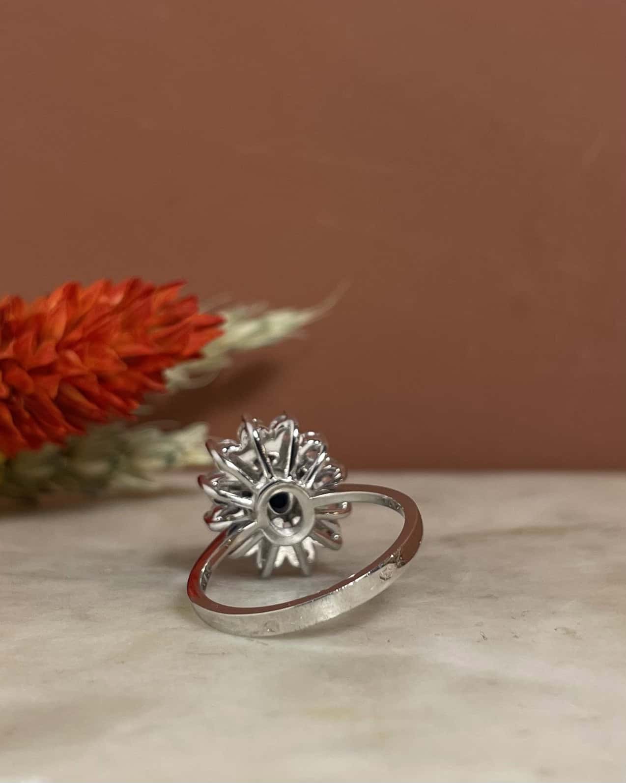 Bague Marguerite Saphir 1.40 Carat & Diamants "Azara" - Elliade Paris