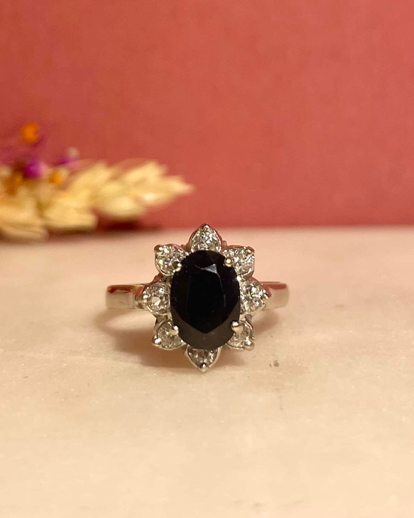 Bague Marguerite Saphir 1.45 Carat & Diamants "Vanaé" - Elliade Paris