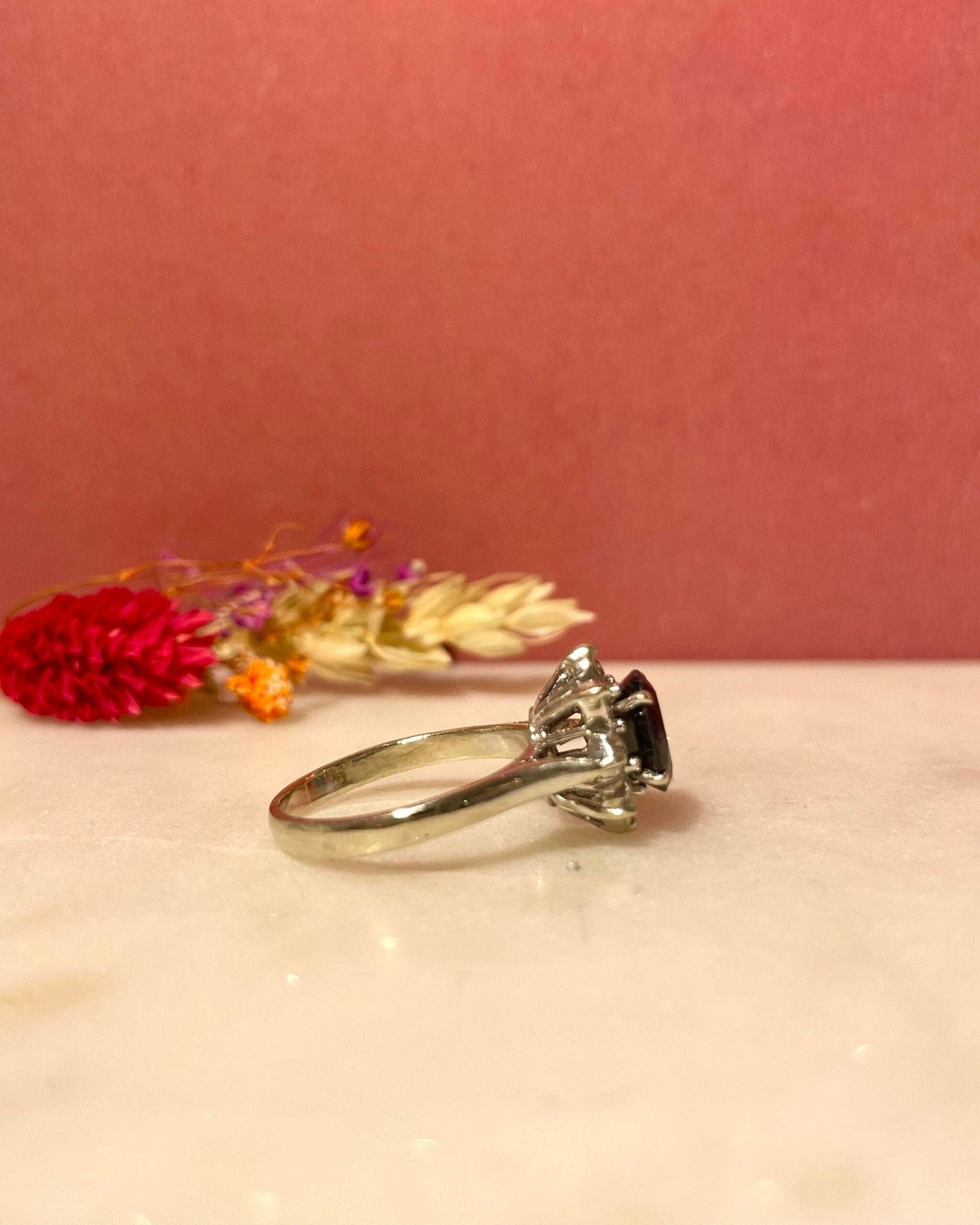 Bague Marguerite Saphir 1.45 Carat & Diamants "Vanaé" - Elliade Paris