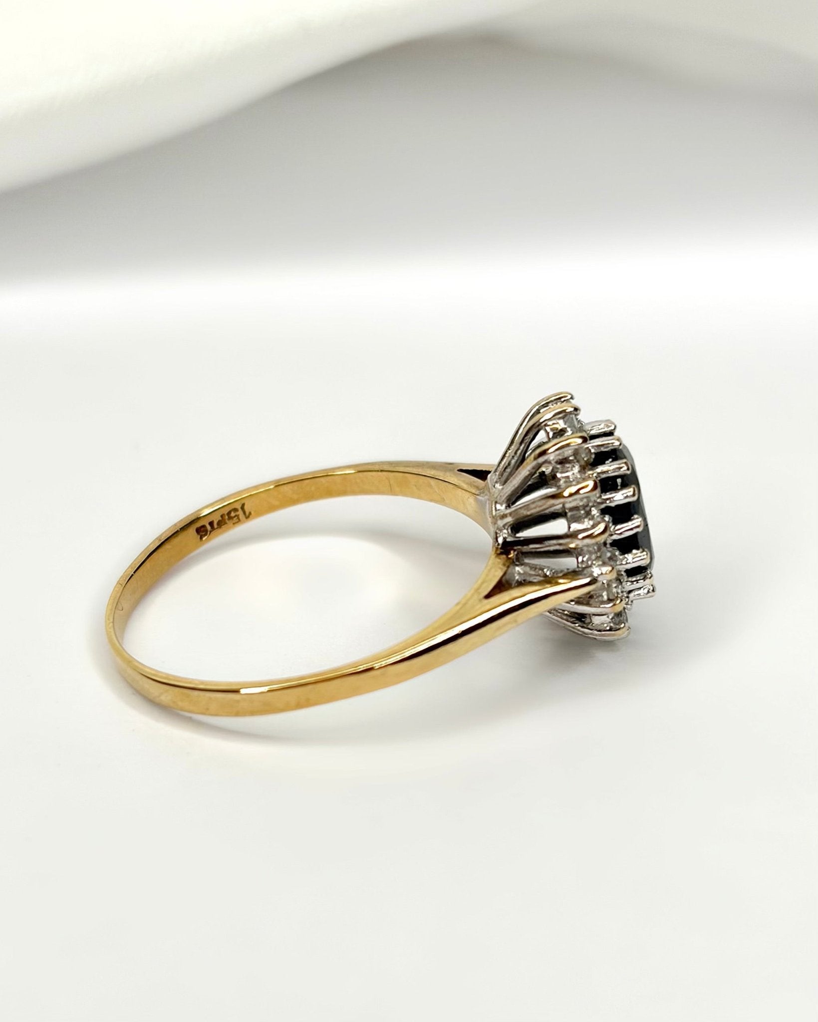 Bague Marguerite Saphir 1.50 carat & Diamants "Gabriella" - Elliade Paris