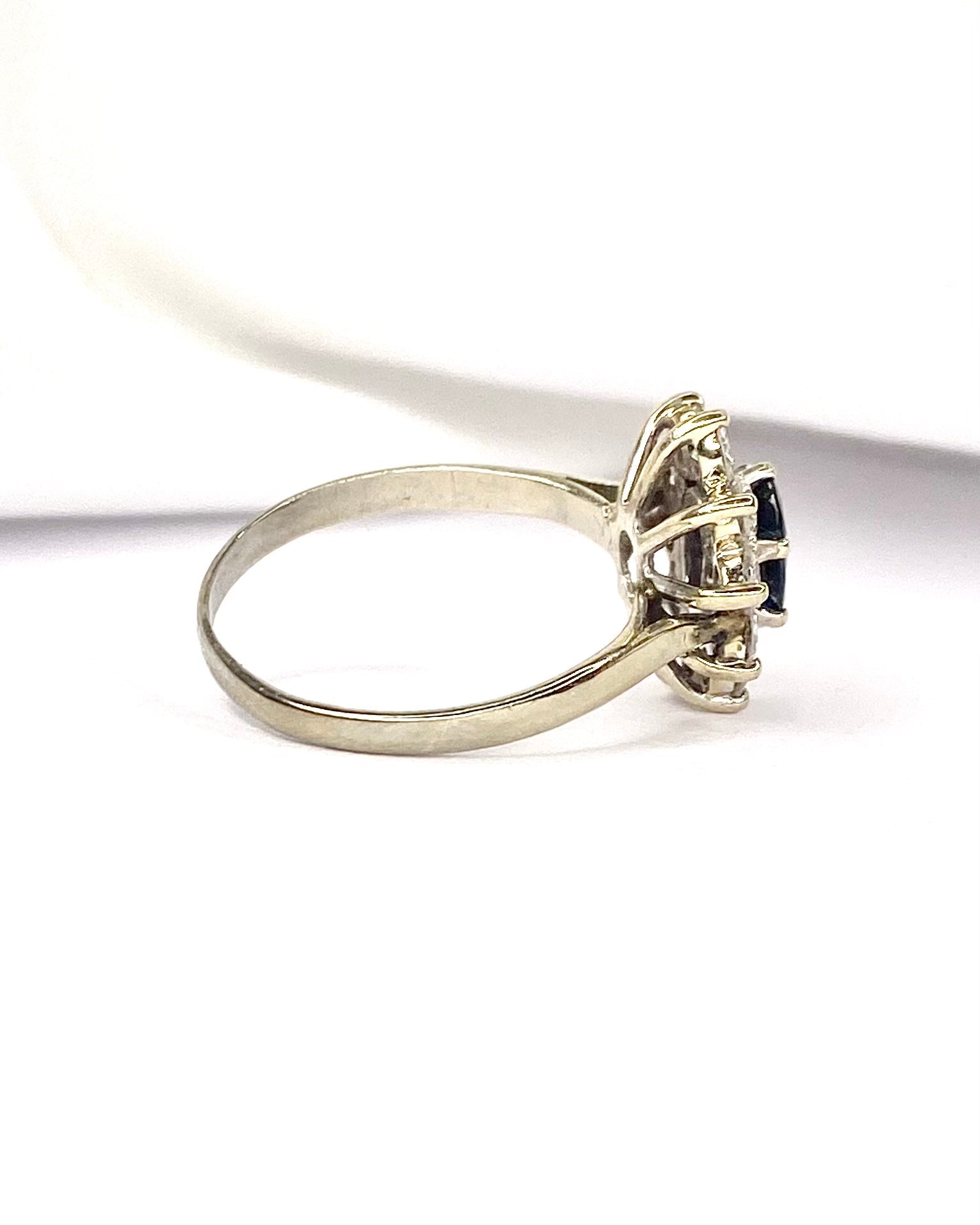 Bague Marguerite Saphir 1.52 carat & Diamants 1 carat "Héloise" - Elliade Paris