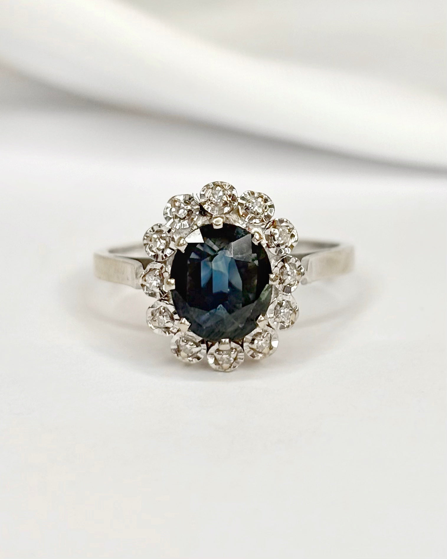 Bague Marguerite Saphir 1.55 carat & Diamants "Cléa" - Elliade Paris