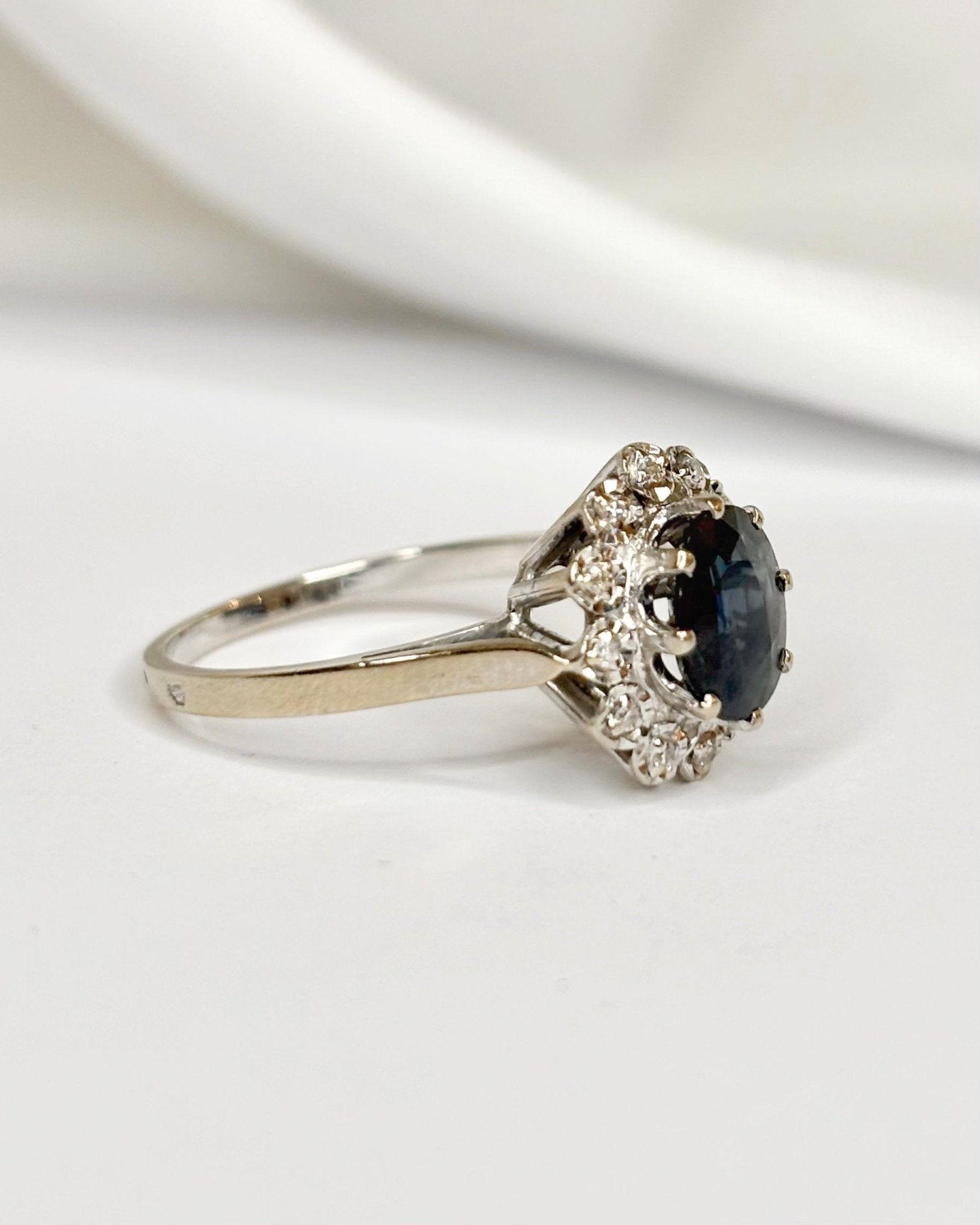 Bague Marguerite Saphir 1.55 carat & Diamants "Cléa" - Elliade Paris
