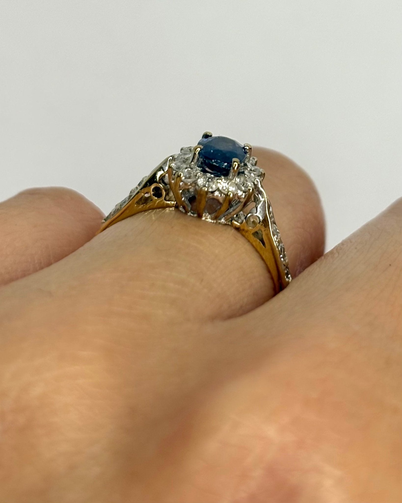 Bague Marguerite Saphir 1.58 carat & 18 Diamants "Rebecca" - Elliade Paris