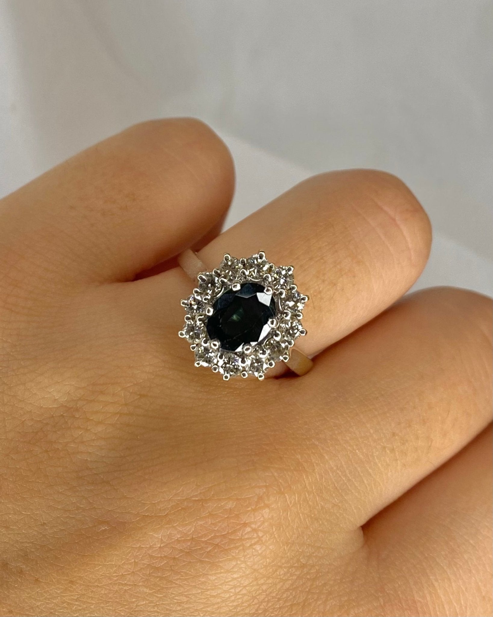 Bague Marguerite Saphir 1.75 carat & Diamants 0.84 carat "Anaïs" - Elliade Paris