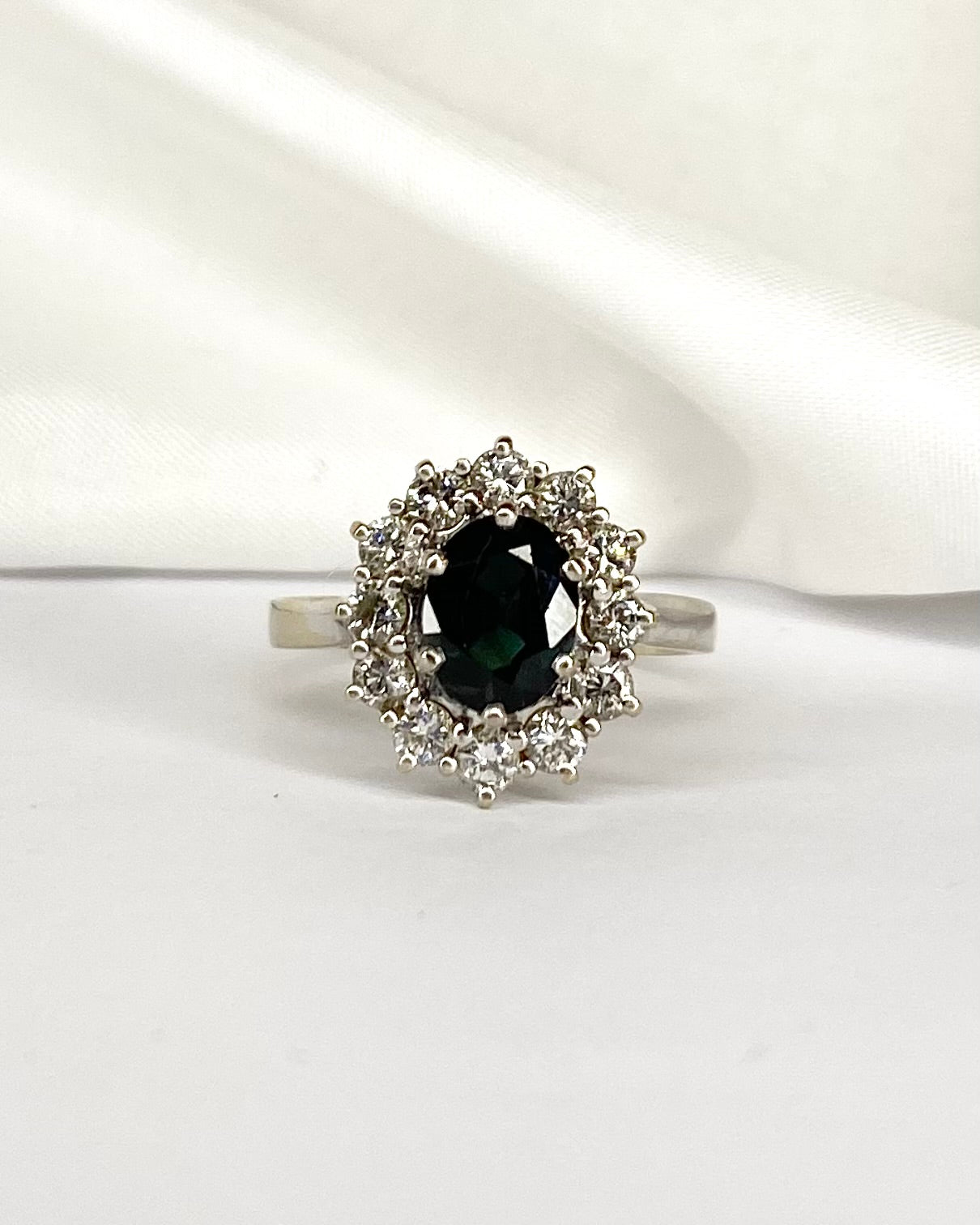 Bague Marguerite Saphir 1.75 carat & Diamants 0.84 carat "Anaïs" - Elliade Paris