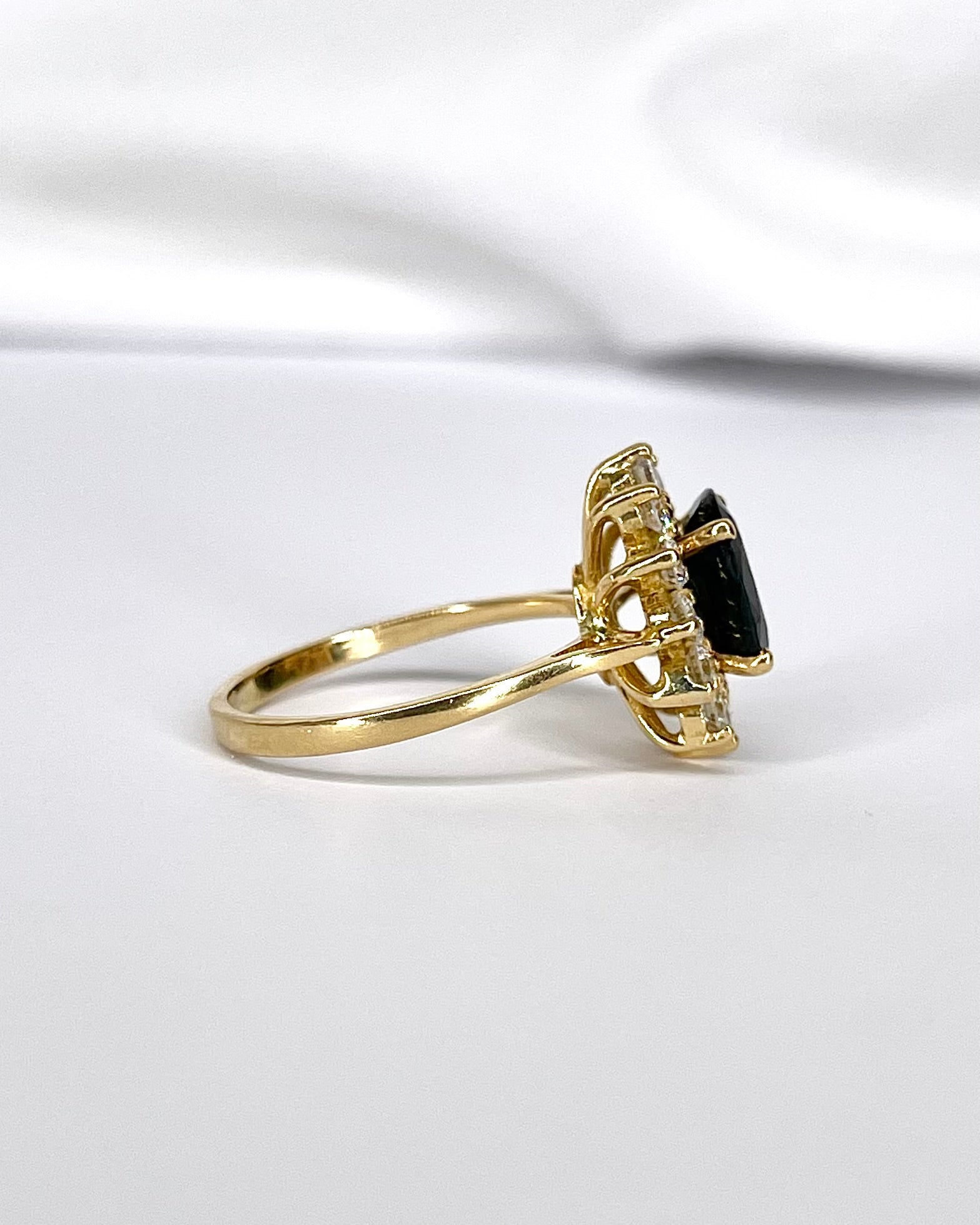 Bague Marguerite Saphir 1.80 carat & Diamants 0.48 carat "Surya" - Elliade Paris