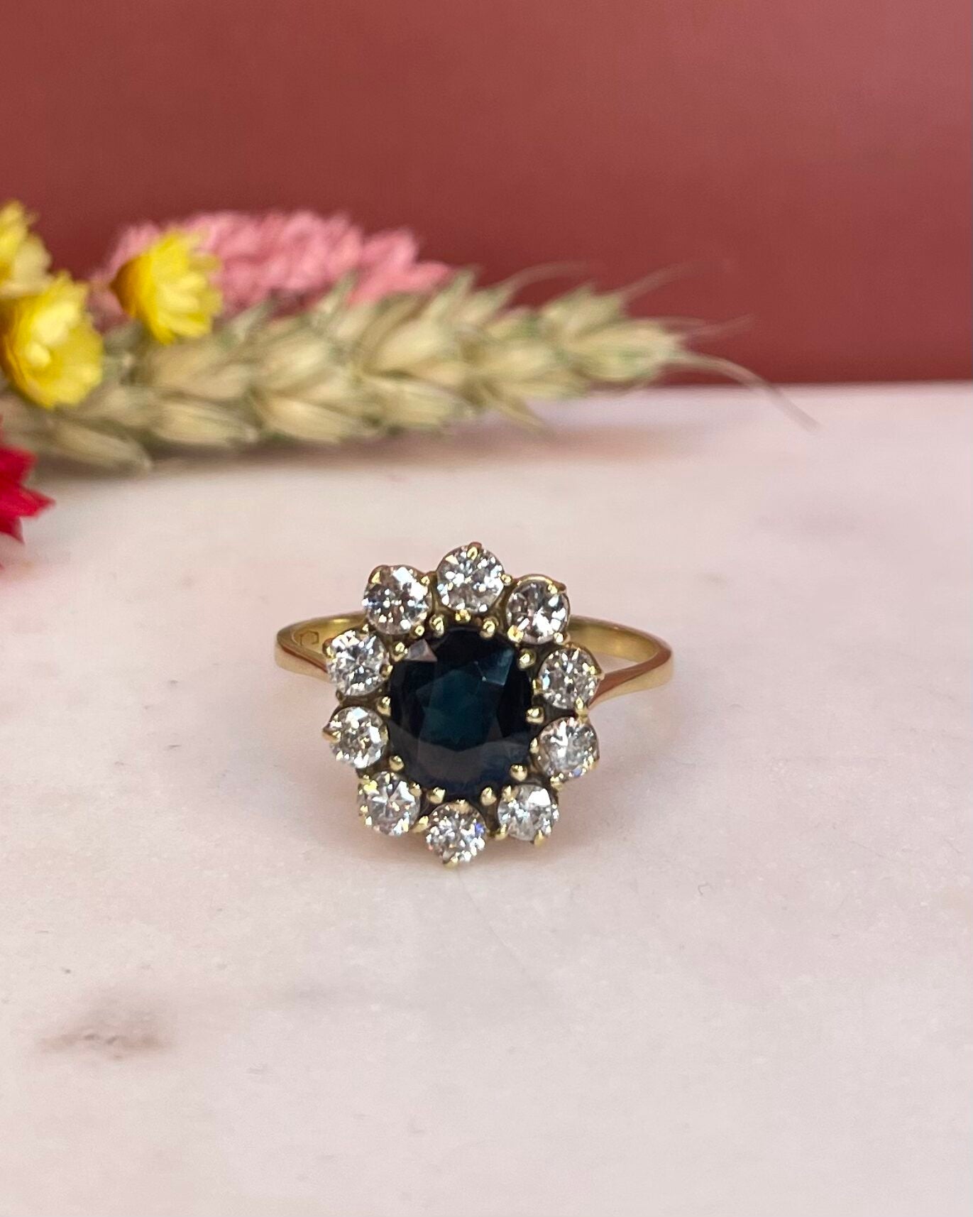 Bague Marguerite Saphir 1.90 Carat & Diamants 0.90 Carat "Emmie" - Elliade Paris