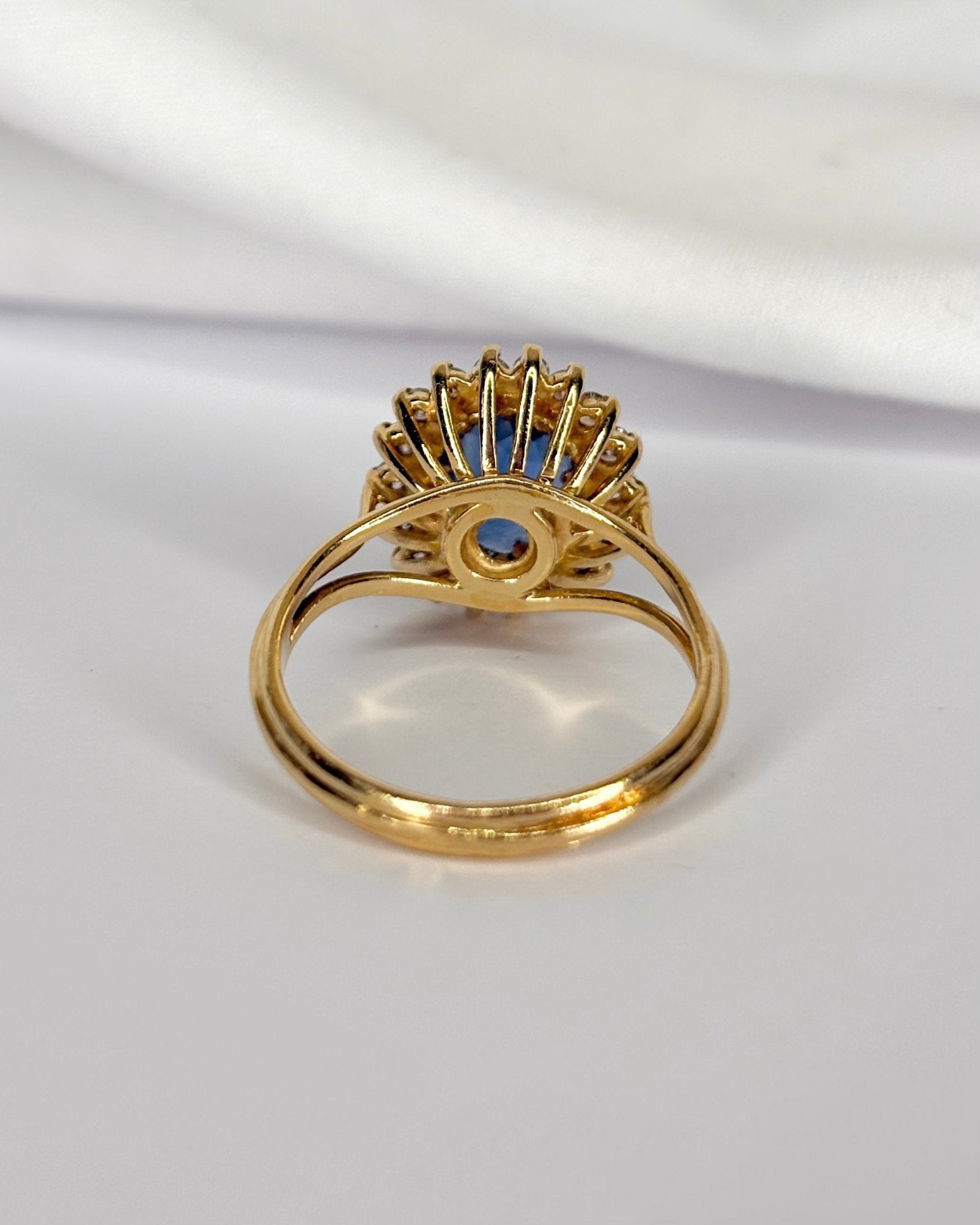 Bague Marguerite Saphir 1.94 carat & Diamants 0.40 carat "Elena" - Elliade Paris