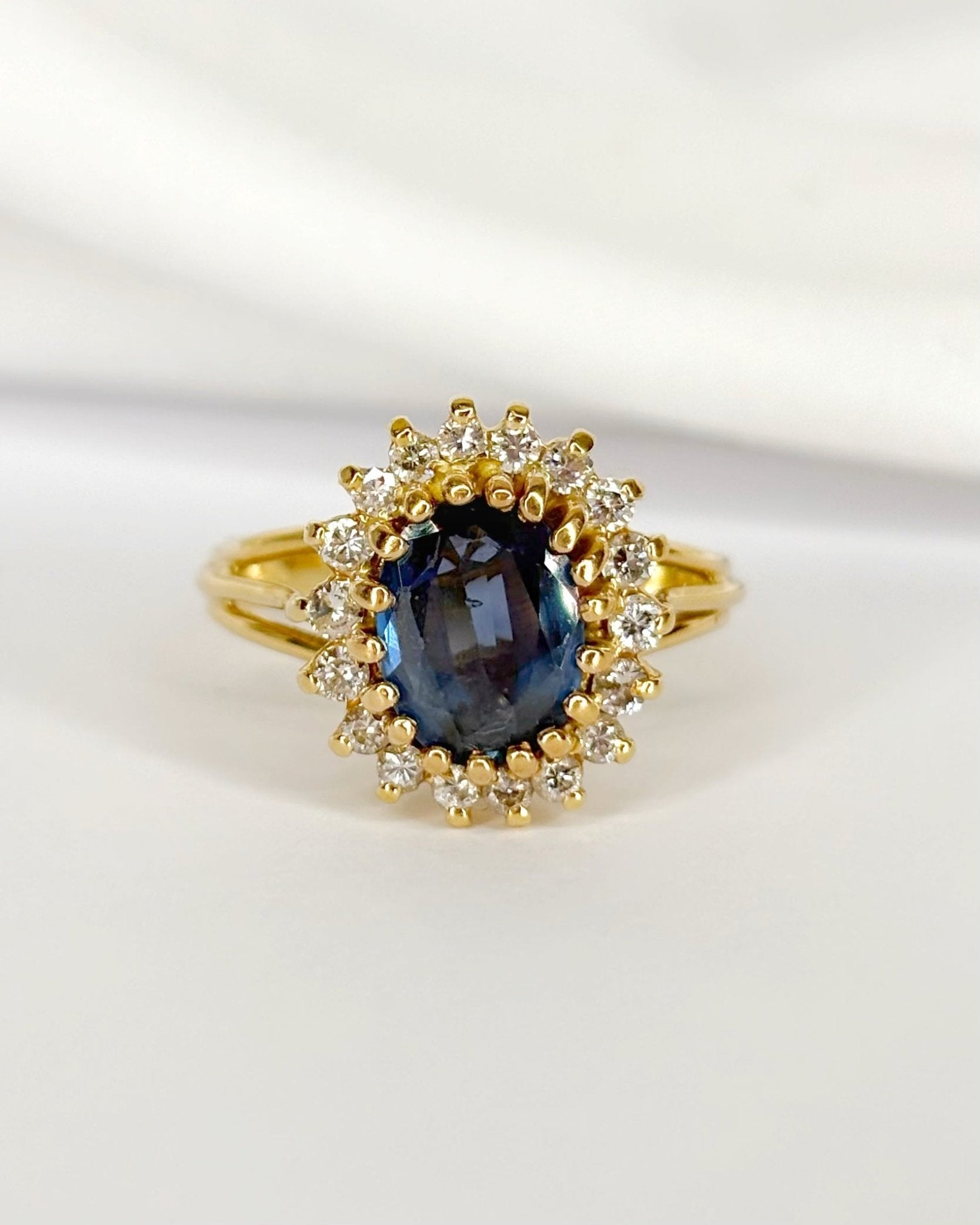 Bague Marguerite Saphir 1.94 carat & Diamants 0.40 carat "Elena" - Elliade Paris