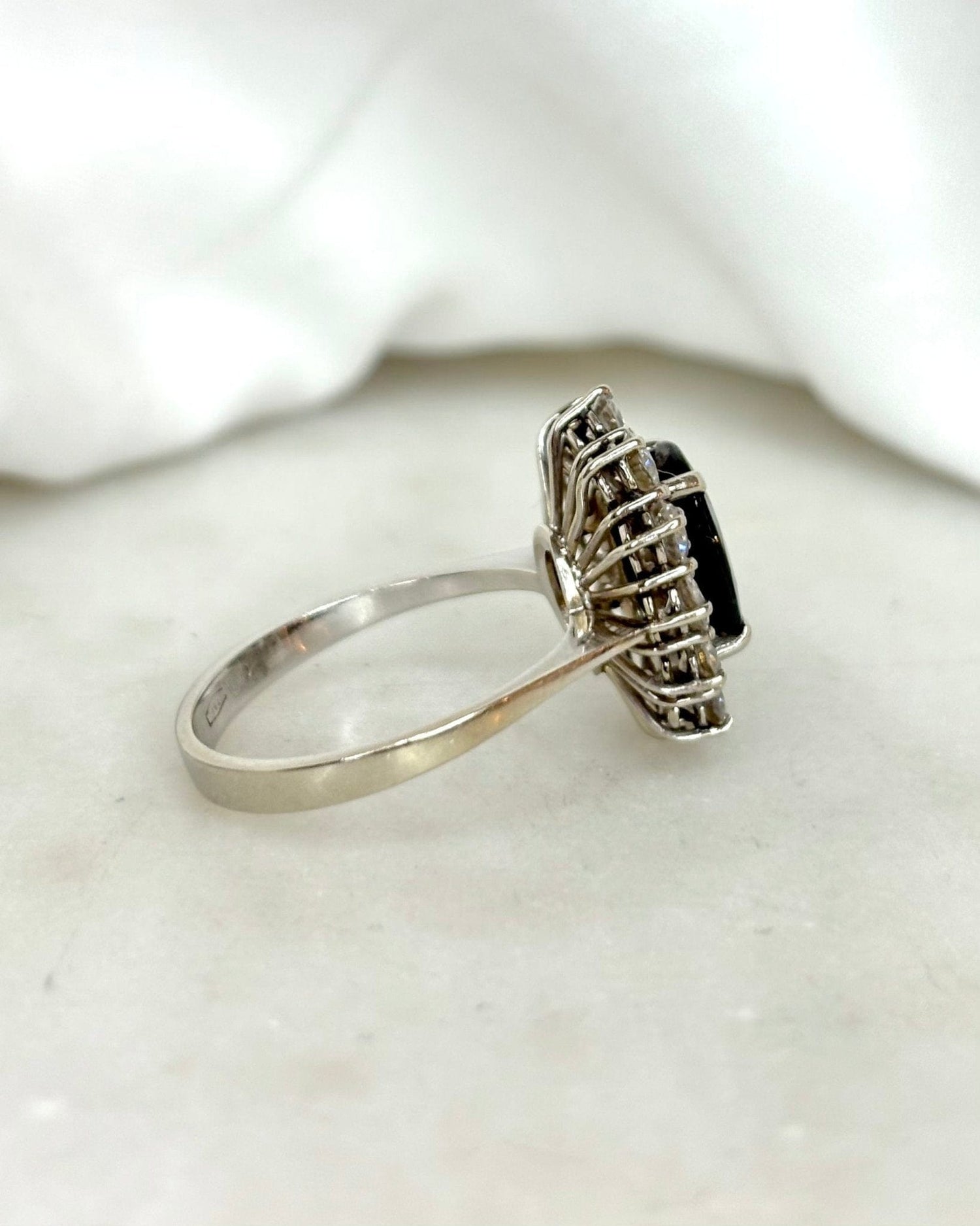 Bague Marguerite Saphir 2 carats & Diamants 0.84 carat "Coline" - Elliade Paris
