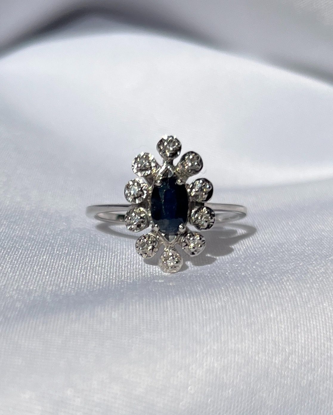 Anillo "Stella" Daisy con zafiro y diamantes