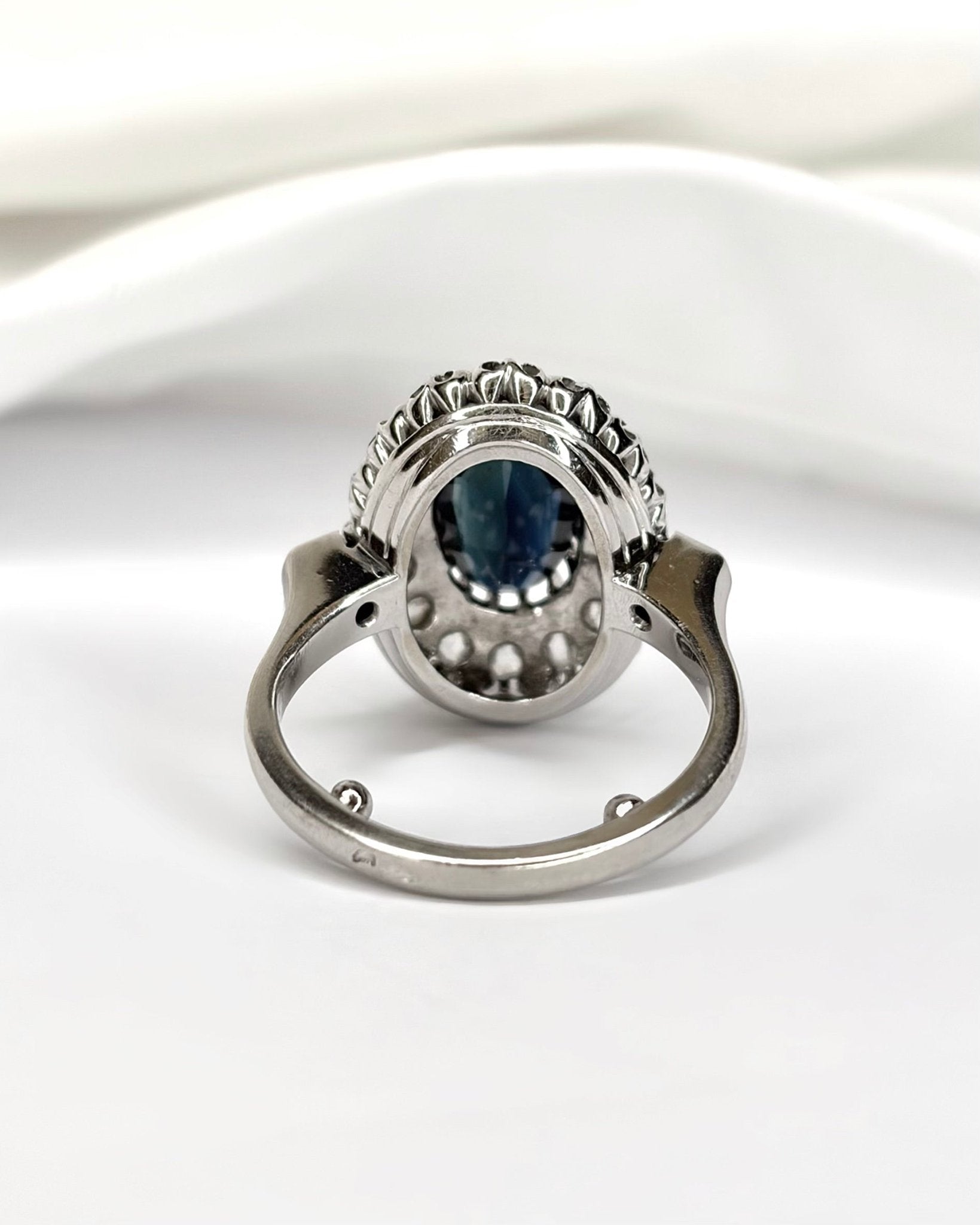Bague Marguerite Saphir 2.05 carats, Diamants 0.21 carat & Or 6,55g "Marnie" - Elliade Paris